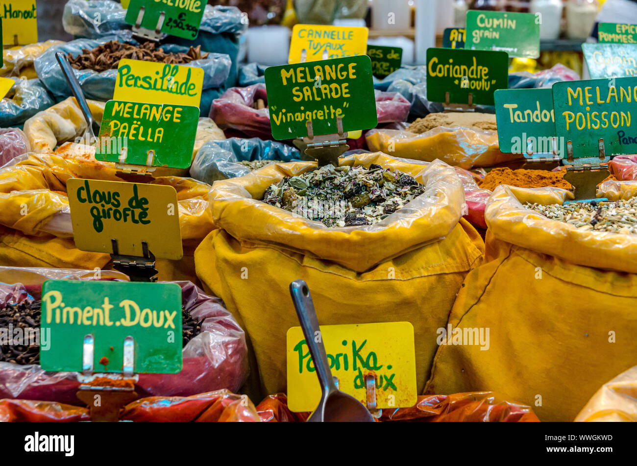 Sacos de diferentes especias, ensalada mix, pimentón dulce, pimentón. Mercado de Narbonne en agosto de 2013. Francia Foto de stock