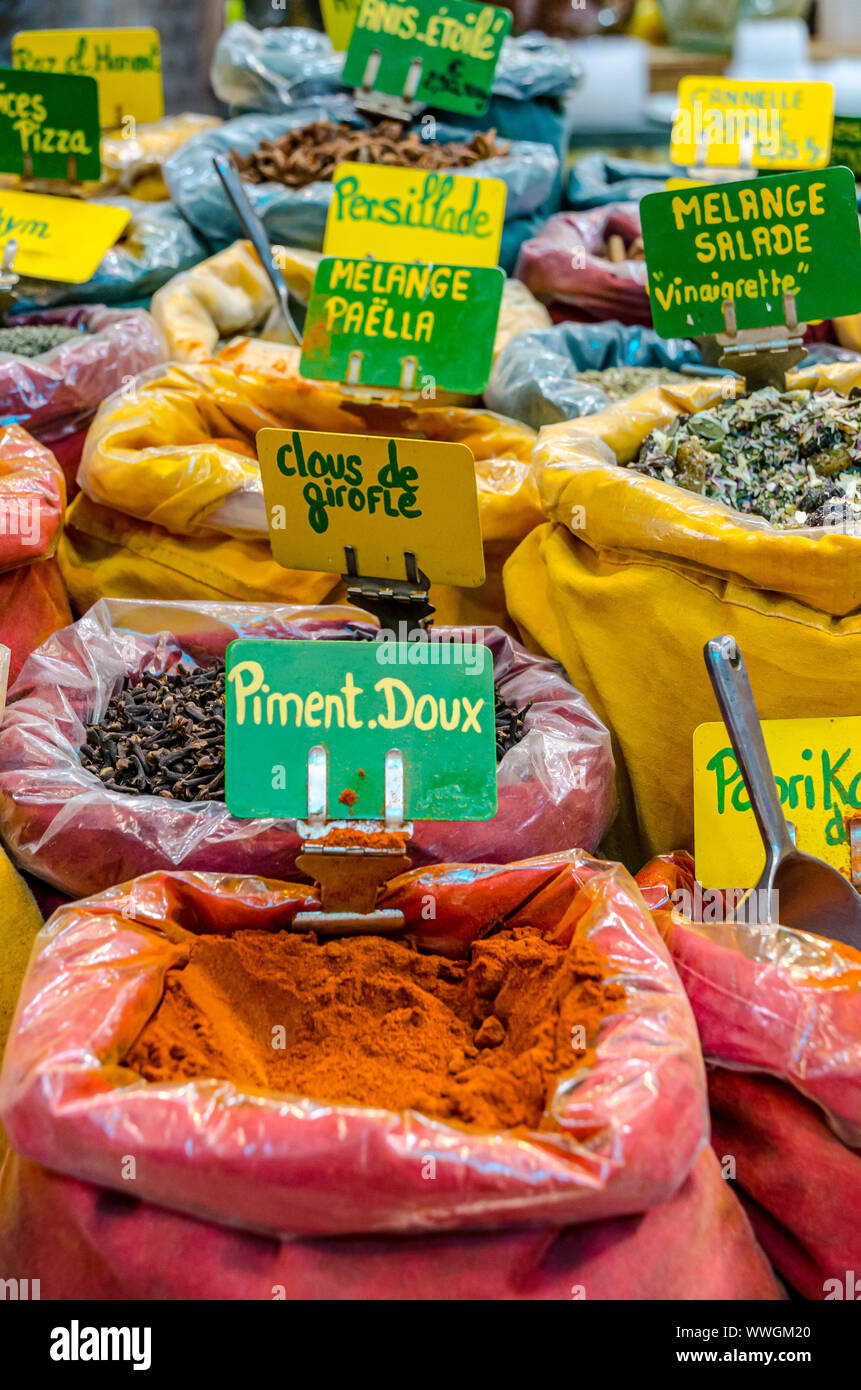 Sacos de diferentes especies, paella mix, pimentón dulce, clavo de olor. Mercado de Narbonne en agosto de 2013. Francia Foto de stock