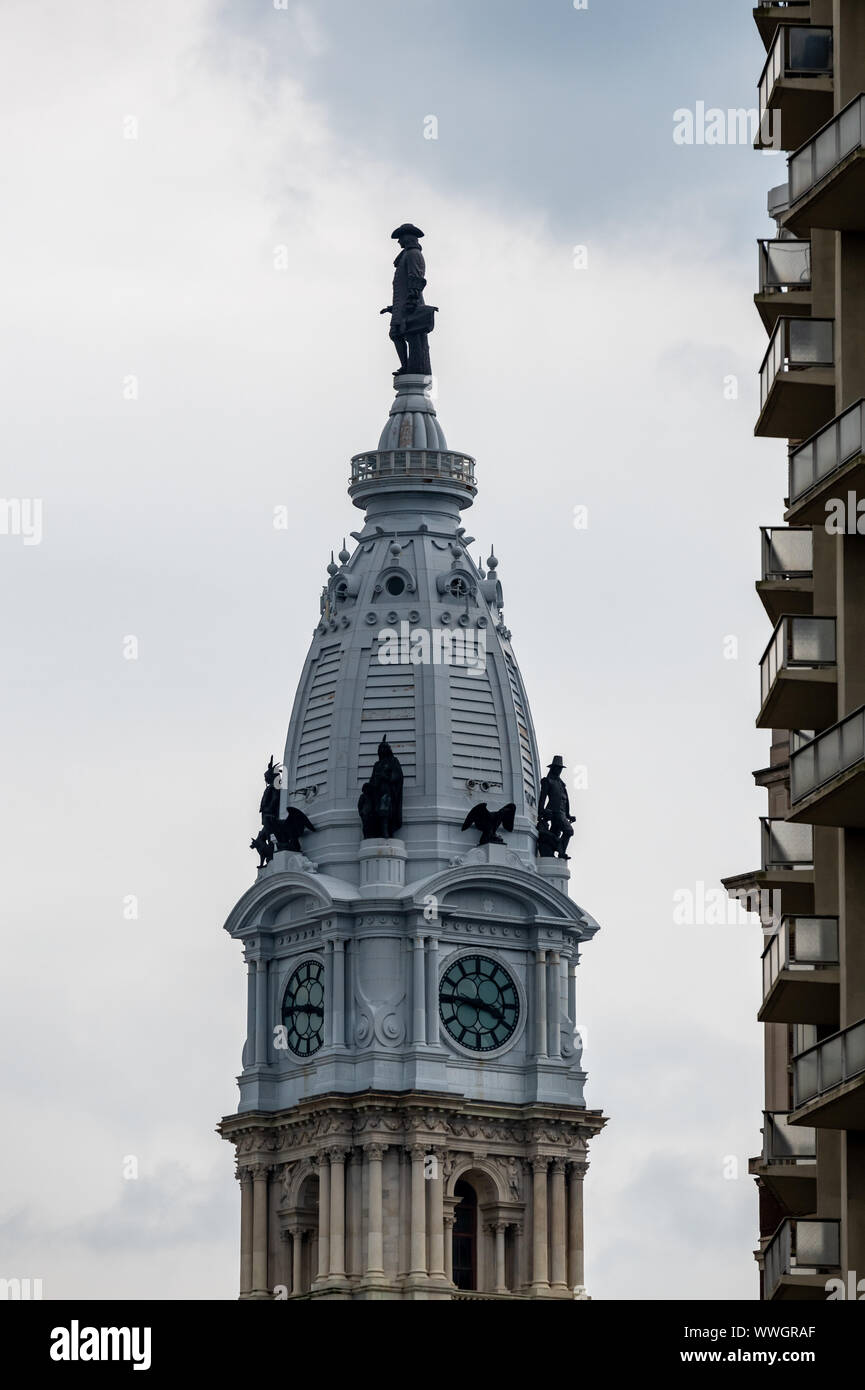 El estilo Segundo Imperio francés torre del Ayuntamiento de la ciudad de Filadelfia, contrasta con el hormigón angular balcones del 1960 Suites Hotel Windsor Foto de stock