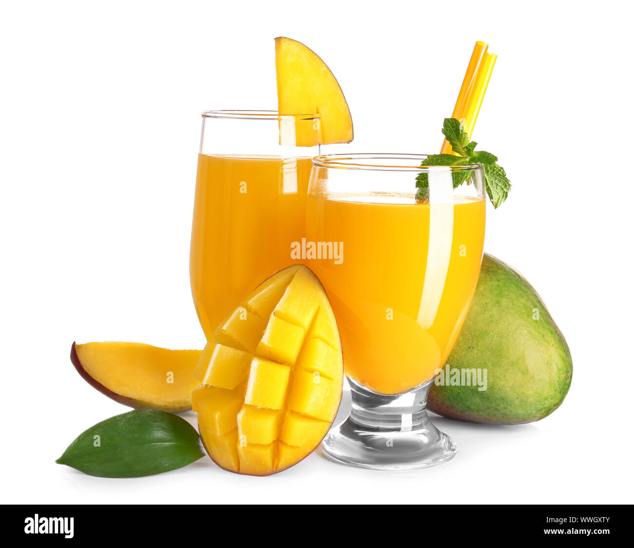 Gafas de sabroso jugo de mango sobre fondo blanco. Foto de stock
