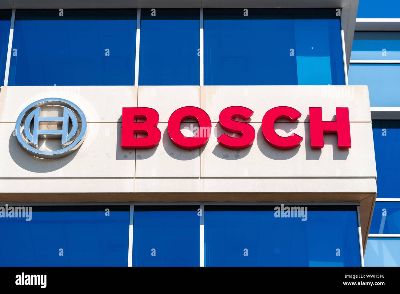 Agosto 7, 2019 / Sunnyvale CA / EE.UU. - El logotipo de Bosch en su sede en Silicon Valley; Robert Bosch GmbH es una multinacional alemana de ingeniería y Foto de stock