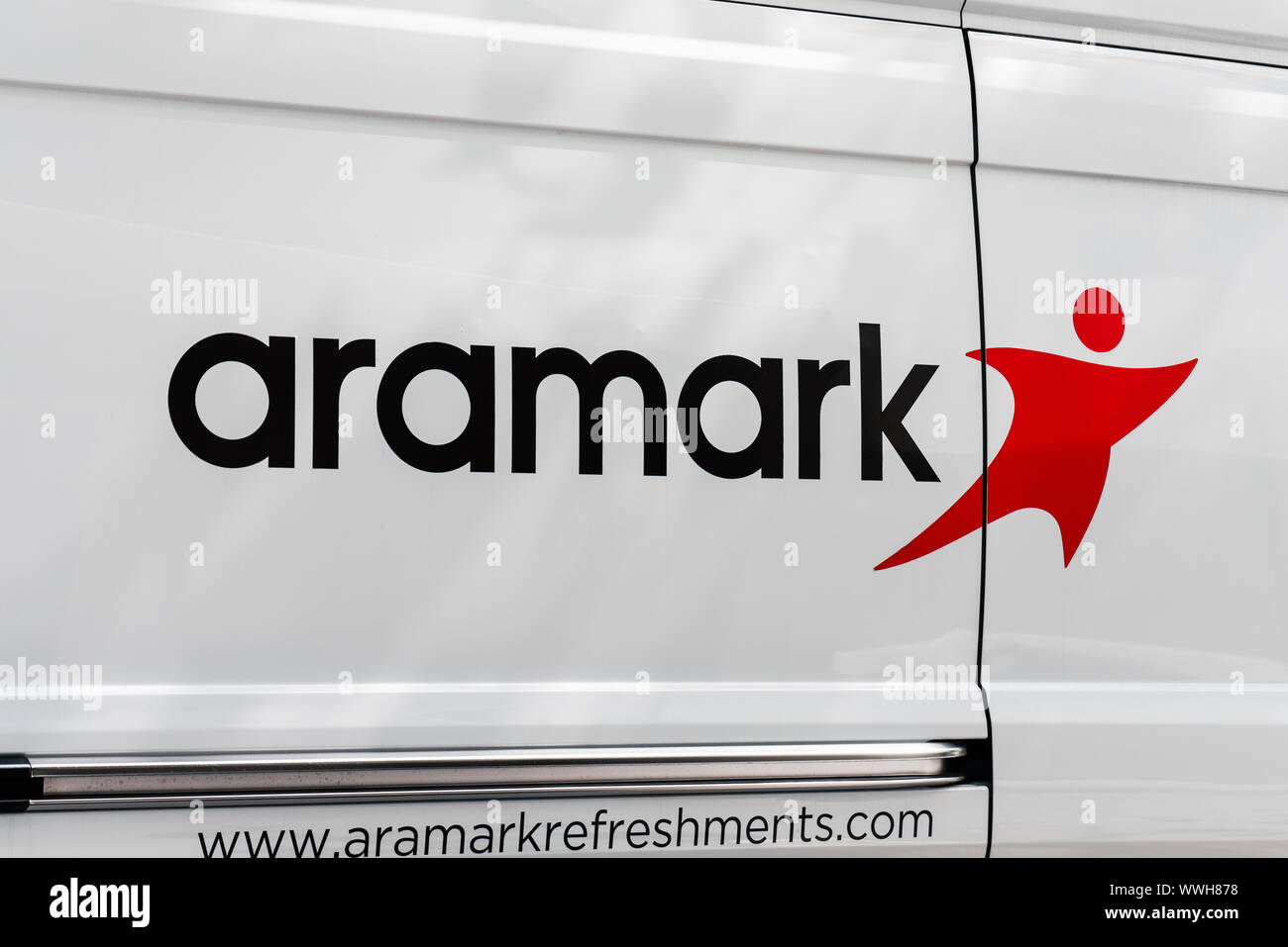 Agosto 21, 2019 San Francisco / CA / USA - Aramark signo aparece en un vehículo haciendo una entrega; ARAMARK Corporation es un servicio de comida americana, fac Foto de stock