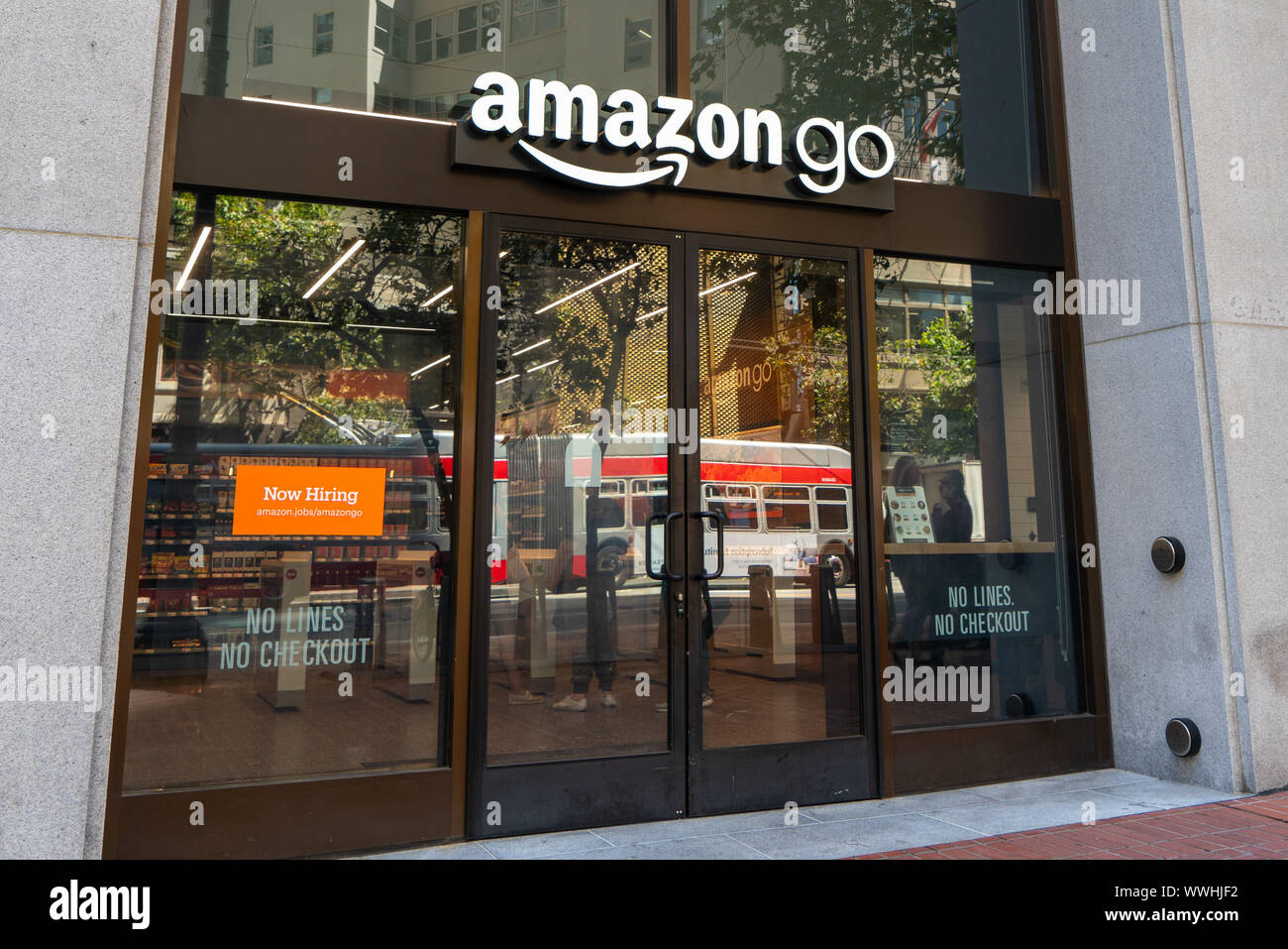 Agosto 21, 2019 San Francisco / CA / USA - Amazon vaya entrada de la tienda, en el centro de San Francisco; Amazonas Go es una cadena de tiendas de conveniencia cashless con Foto de stock