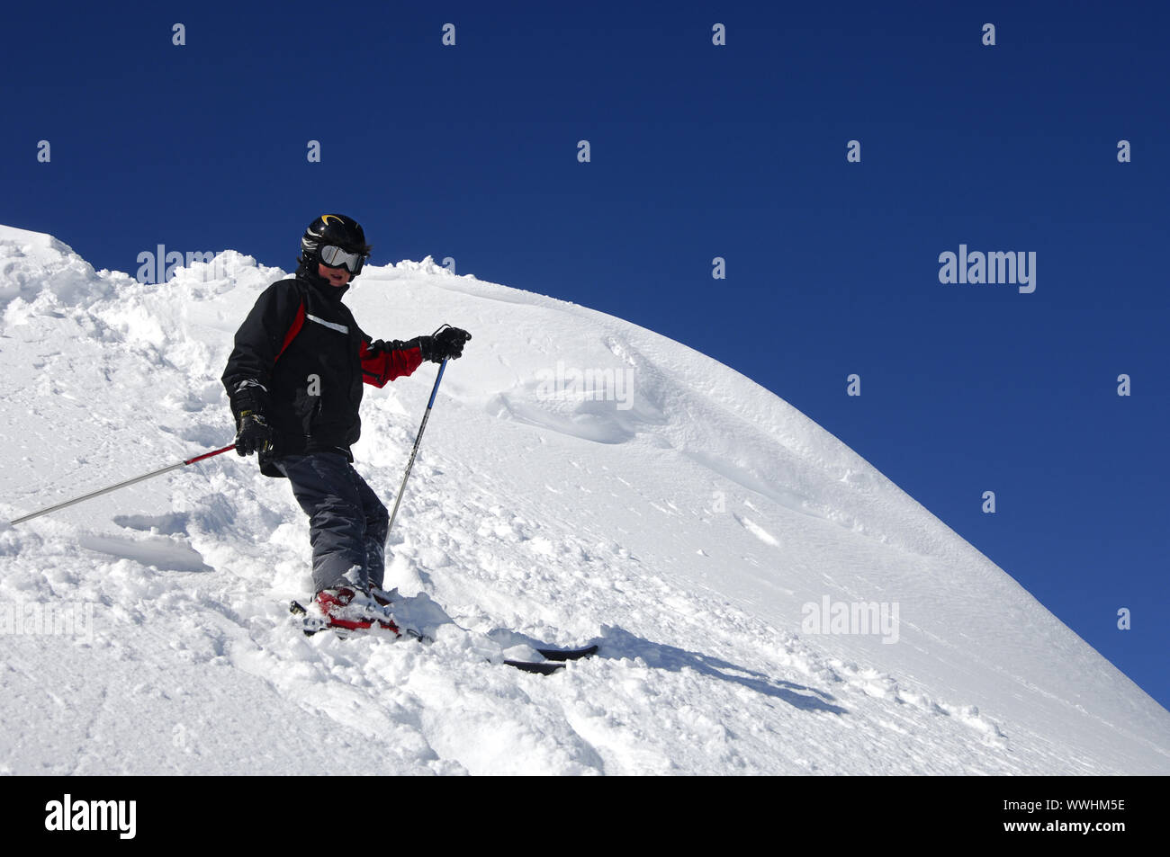 12-año-viejo muchacho esquiar en nieve profunda Foto de stock