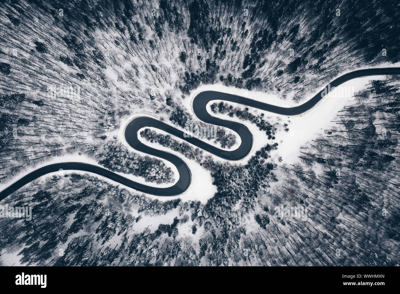 Vista aérea de una carretera en el bosque de invierno Foto de stock