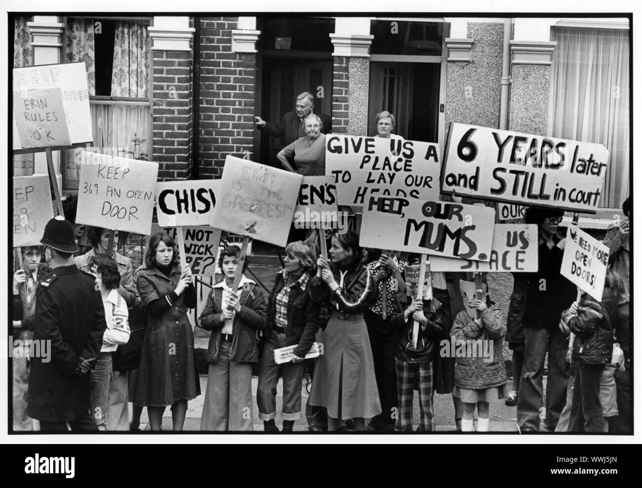 Pancartas de protesta por Erin Pizzy quien es una familia inglesa care activista y novelista. Ella es conocida por haber iniciado el primer refugio de violencia doméstica en el mundo moderno, Chiswick Asistencia para la mujer, en 1971, la organización que hoy se conoce como refugio. Foto de stock