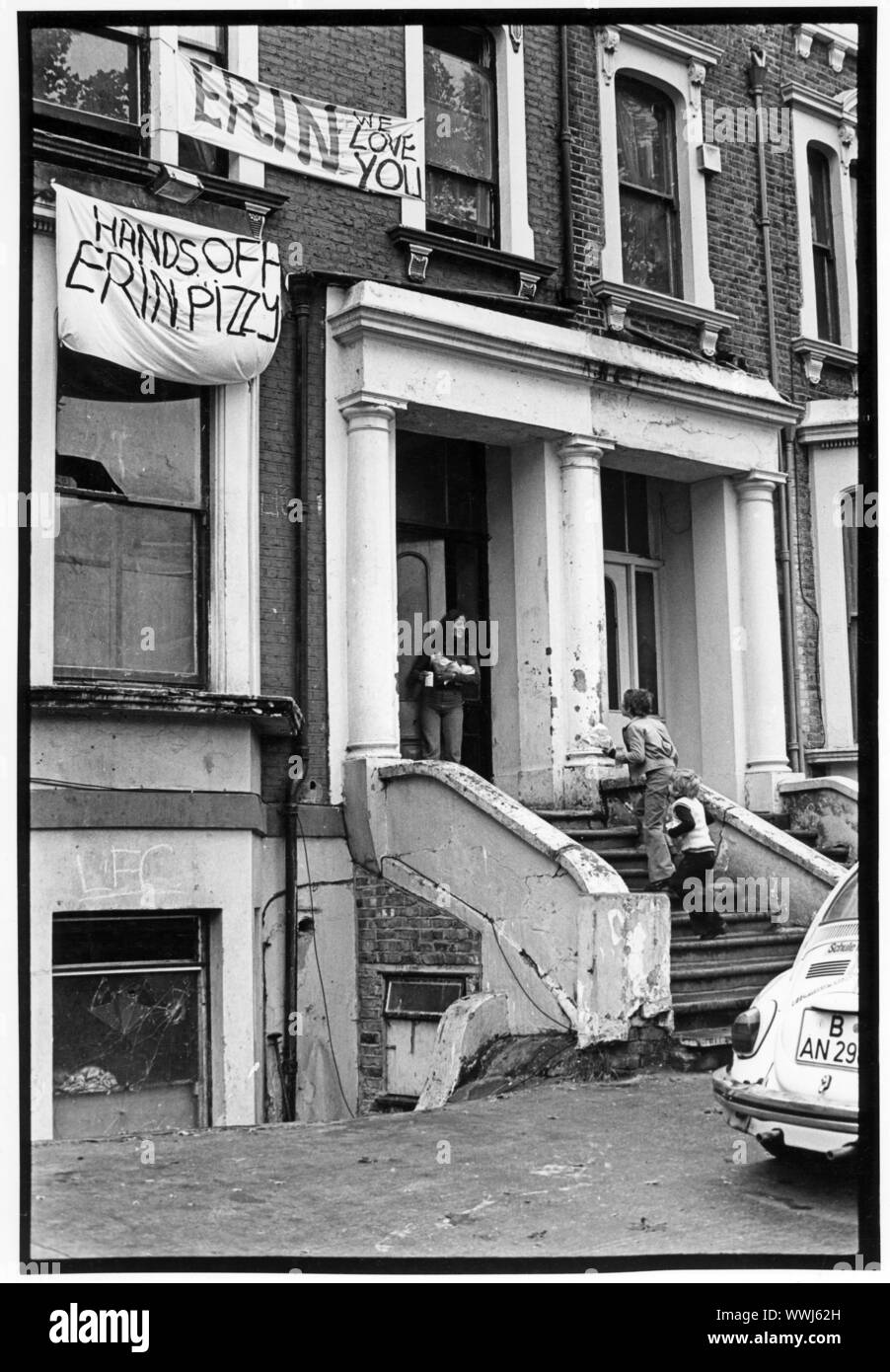 Pancartas de protesta por Erin Pizzy quien es una familia inglesa care activista y novelista. Ella es conocida por haber iniciado el primer refugio de violencia doméstica en el mundo moderno, Chiswick Asistencia para la mujer, en 1971, la organización que hoy se conoce como refugio. Foto de stock