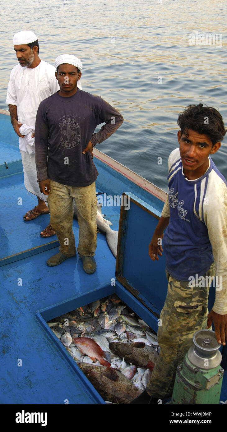 Pescador a atrapar en un barco de pesca Foto de stock