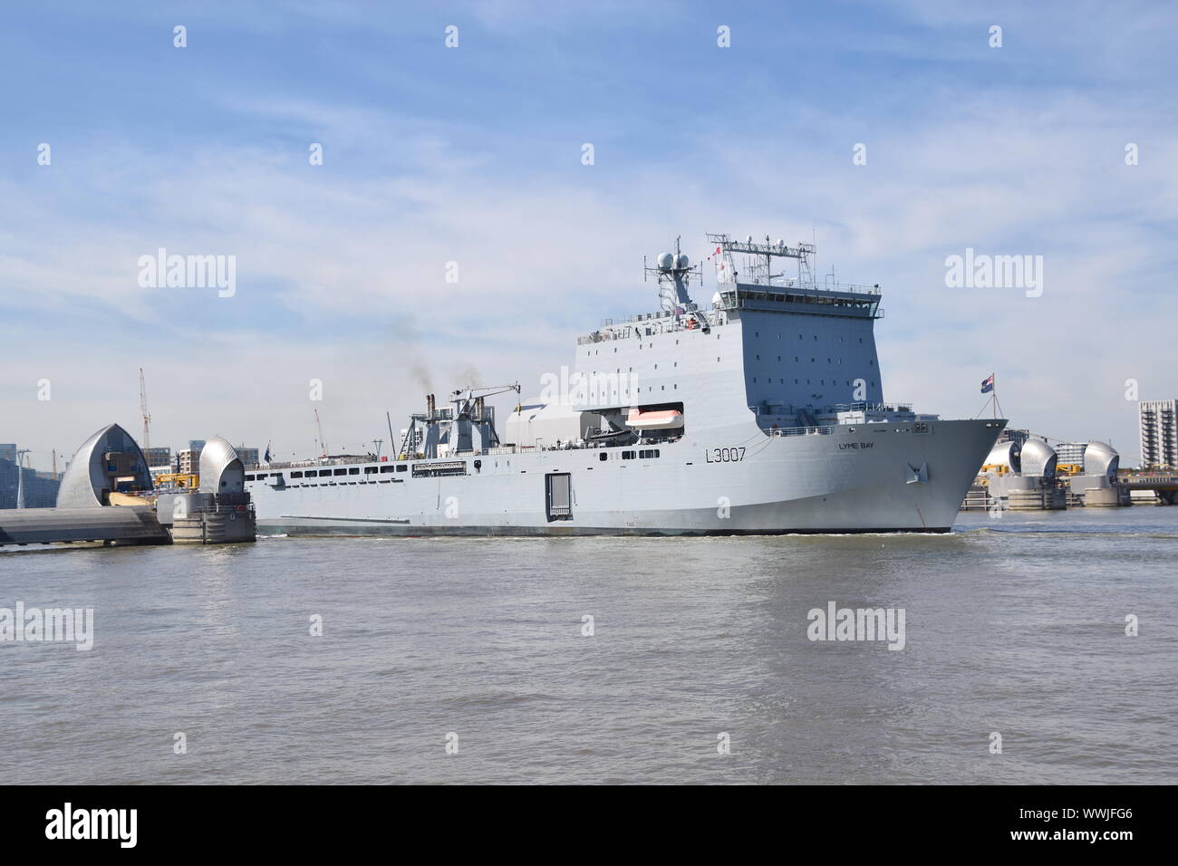 RFA Lyme Bay es un buque anfibio de asalto de la flota auxiliar británica. El barco se muestra pasando por la barrera del Támesis. Foto de stock