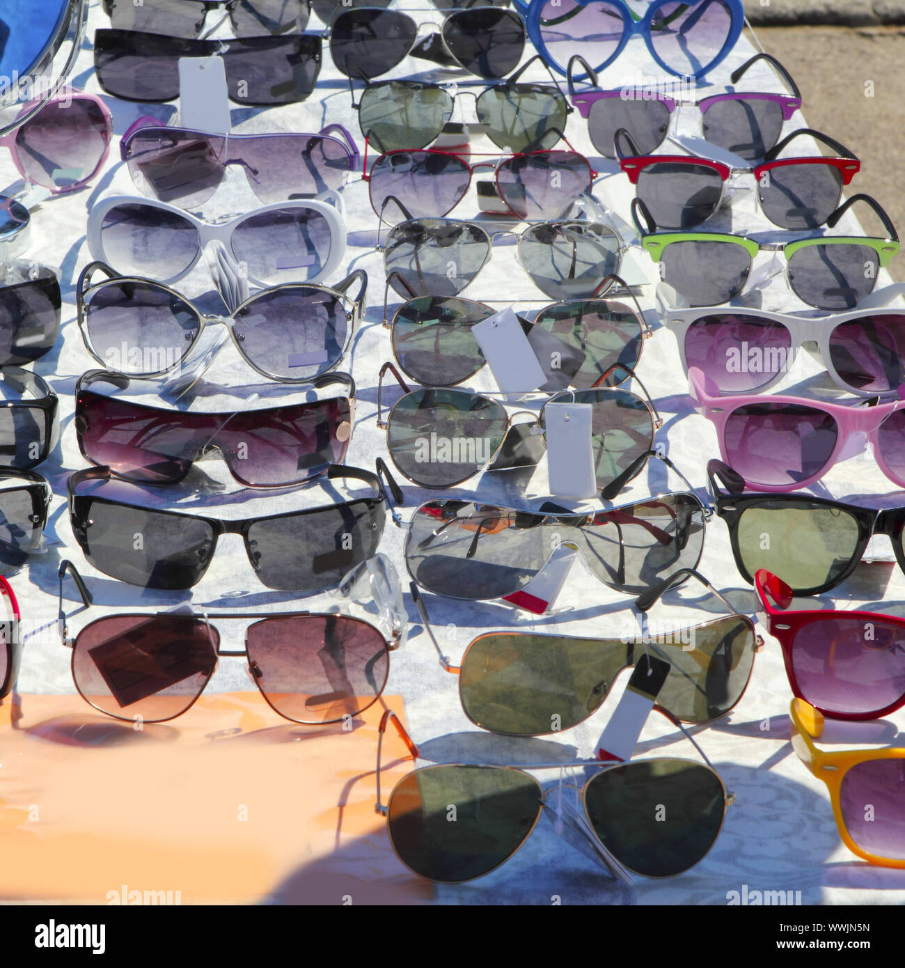 Muchas gafas de sol mercadillo tienda colorida exhibición Fotografía de  stock - Alamy