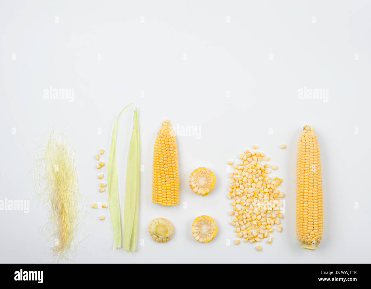 Mazorca de maíz, granos de maíz, maíz y el estigma de la seda para hacer té y medicamentos herbales.Verano vegan snack. Dieta saludable. Copia.el espacio horizontal. Foto de stock