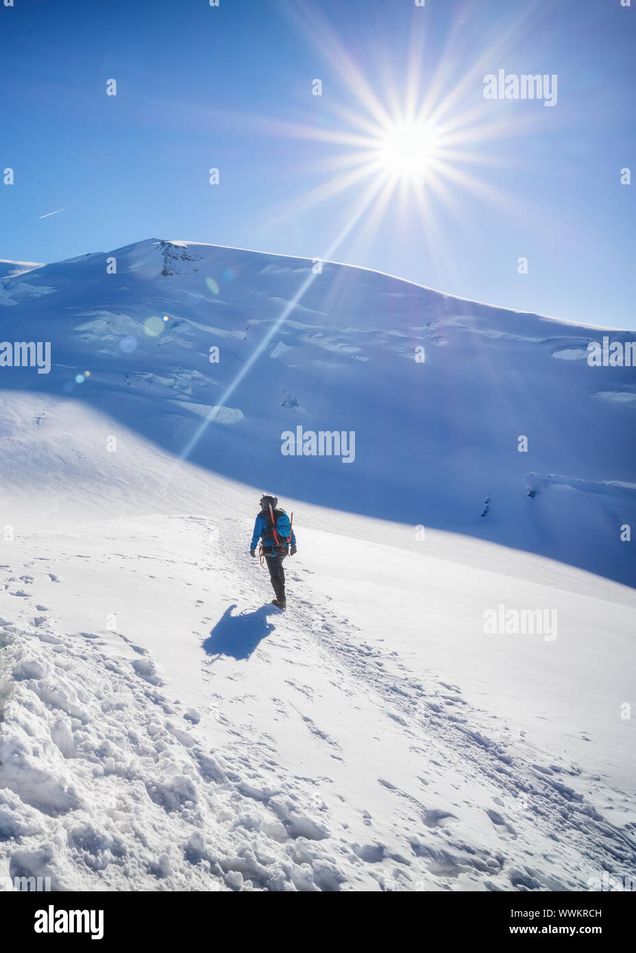 Trekking a la cima de la montaña del Mont Blanc en los Alpes franceses Foto de stock