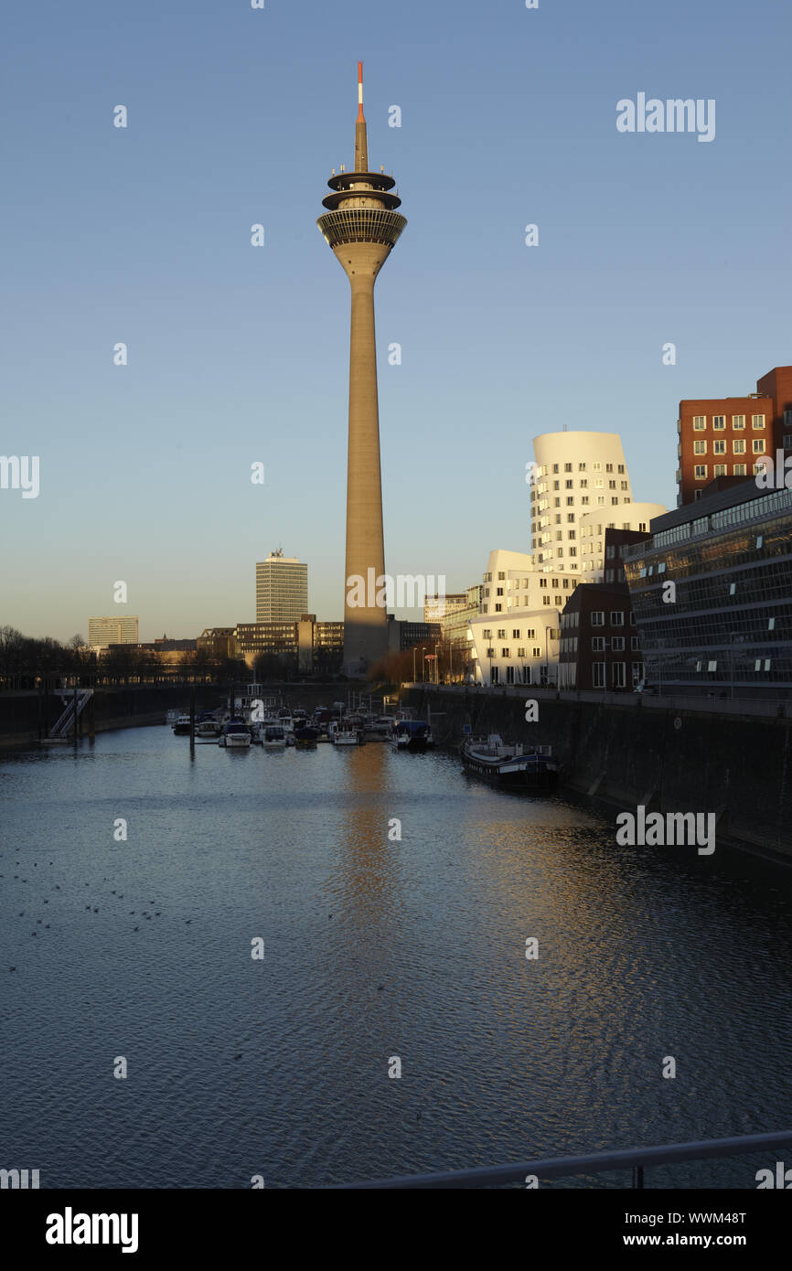 Düsseldorf - Media Harbour con la Torre del Rin Foto de stock