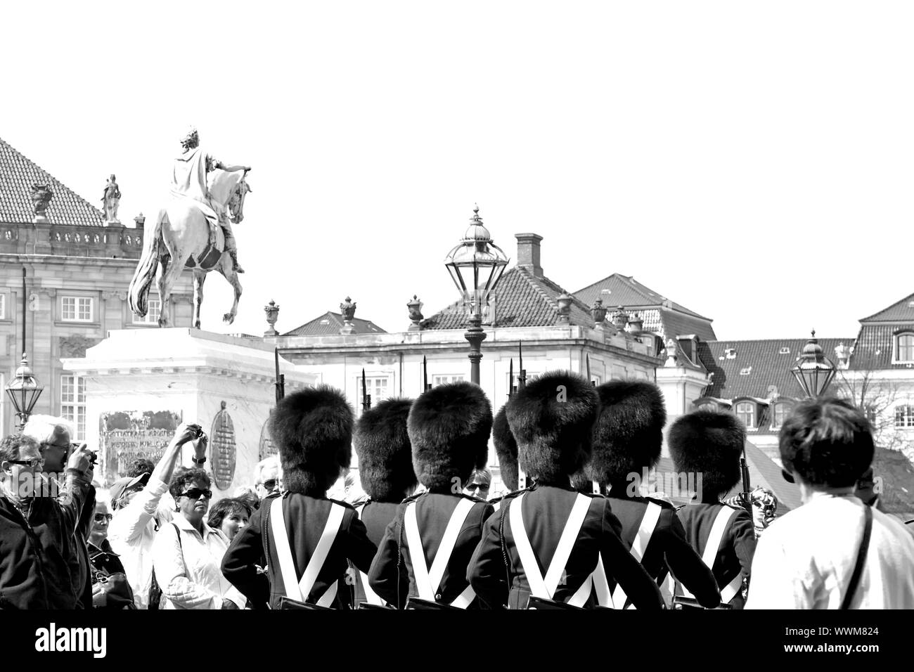 El cambio de guardia en frente de Amalienborg Foto de stock
