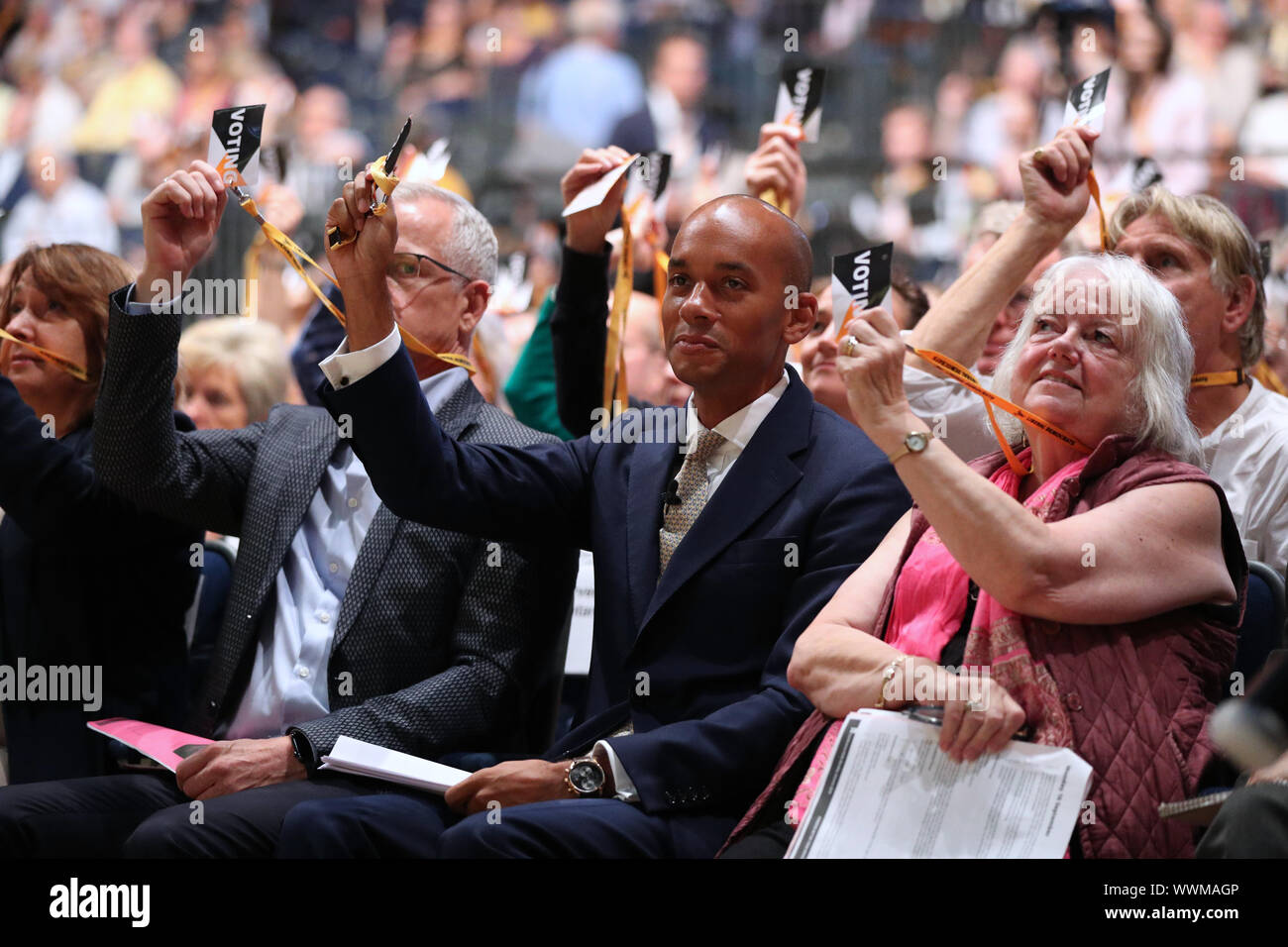 Chuka Umunna votos sobre una propuesta antes de su discurso en la conferencia de otoño de los Demócratas Liberales en el Bournemouth International Centre en Bournemouth. PA la foto. Imagen Fecha: lunes 16 de septiembre de 2019. Ver historia principal LIBDEMS PA. Crédito de la foto debe leer: Jonathan Brady PA/cable Foto de stock