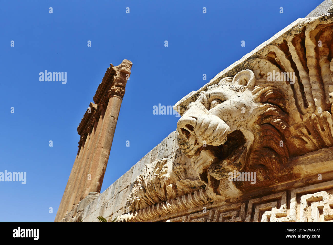 Columnas de Júpiter y baalbek lion (Templo de Júpiter), Baalbek, Líbano Foto de stock