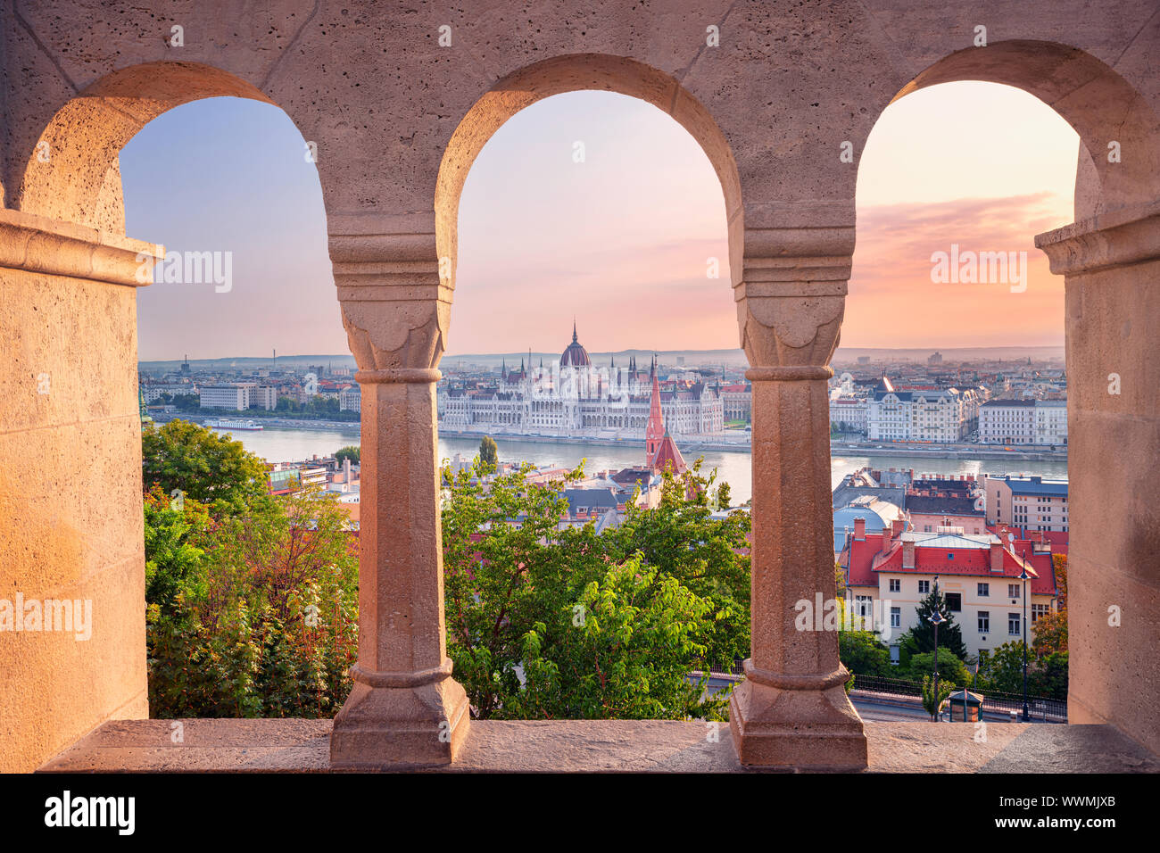 Budapest, Hungría. Imagen del paisaje urbano de Budapest con el edificio del parlamento durante el verano al amanecer. Foto de stock