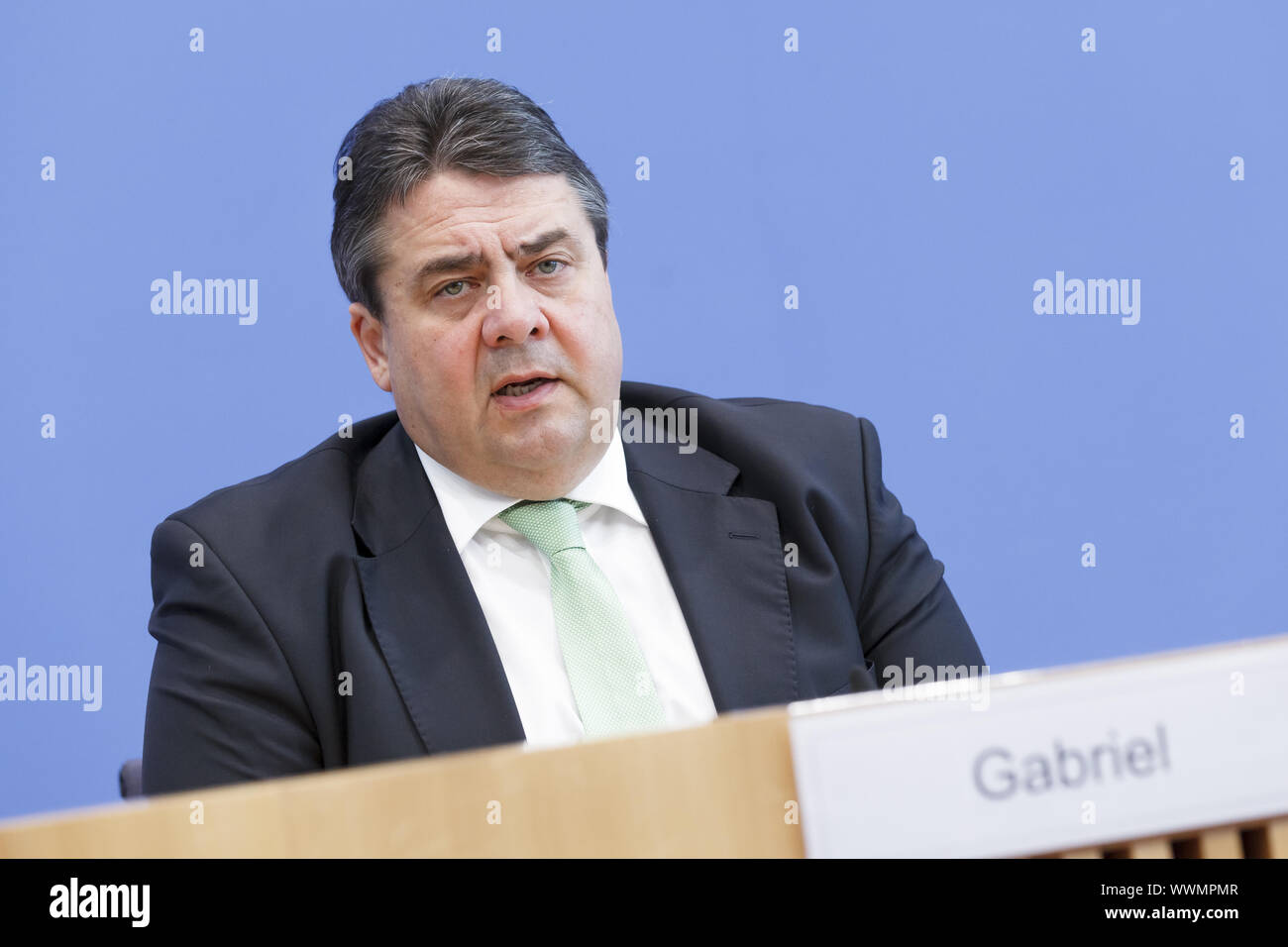 Conferencia de prensa con el federal (SPD), Sigmar Gabriel, Ministro alemán de Economía y Energía. Foto de stock