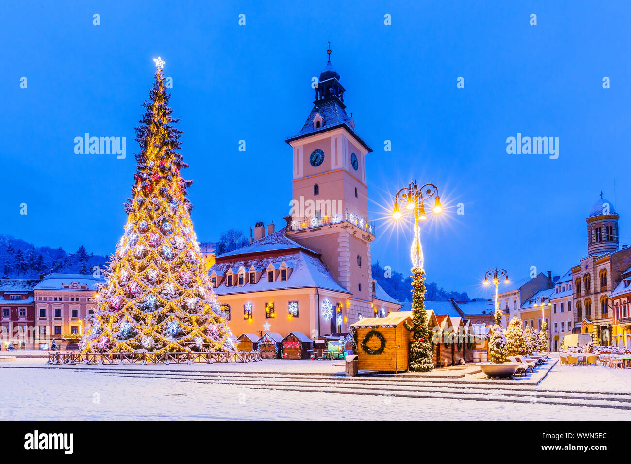 Brasov, Rumania. Casco Antiguo Mercado de Navidad en penumbra. Foto de stock
