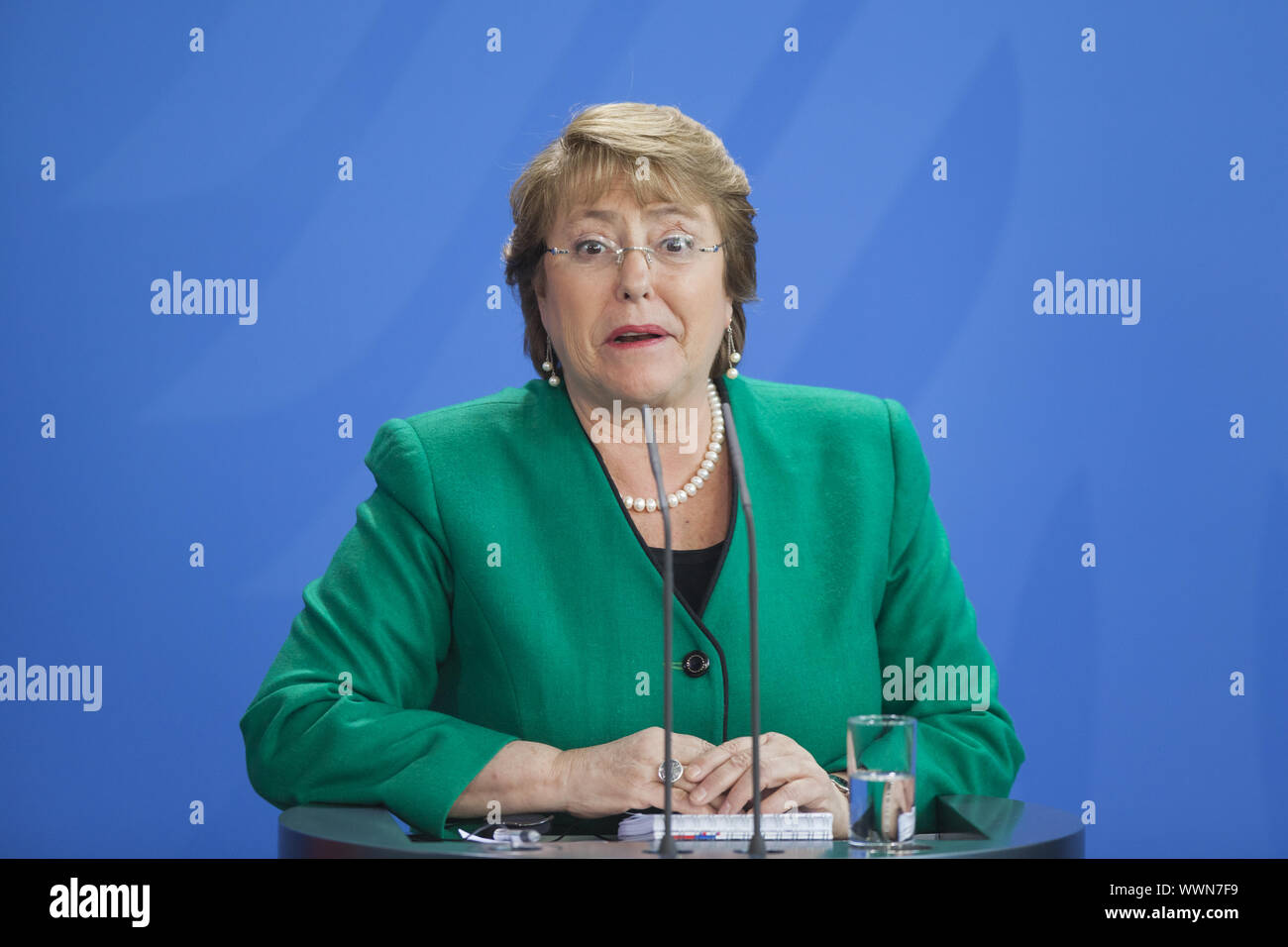 La canciller alemana Angela Merkel y la Presidenta Bachelet de Chile en una conferencia de prensa Foto de stock