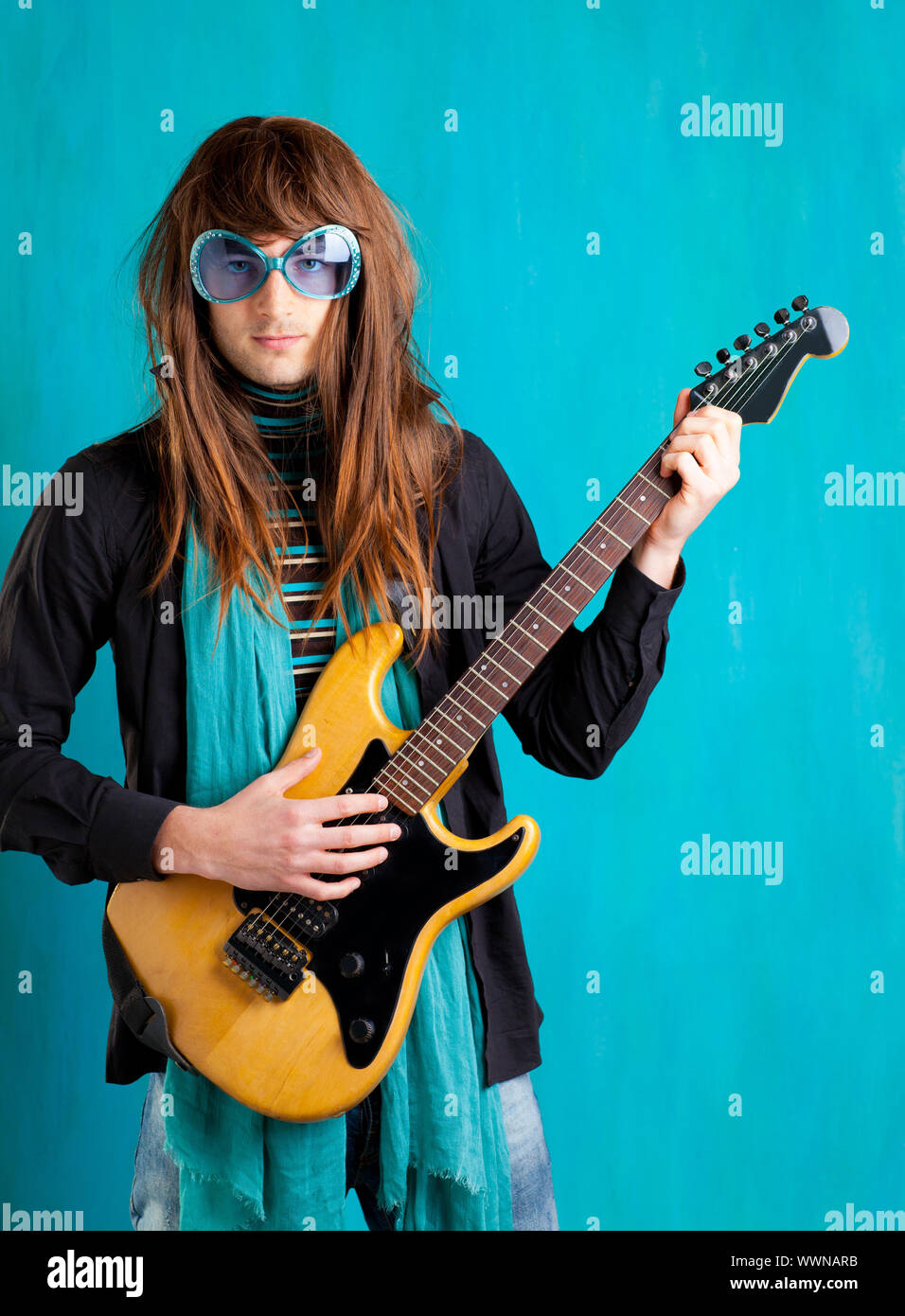 Humor retro vintage hip heavy 70 guitarrista con gafas de sol Fotografía de  stock - Alamy