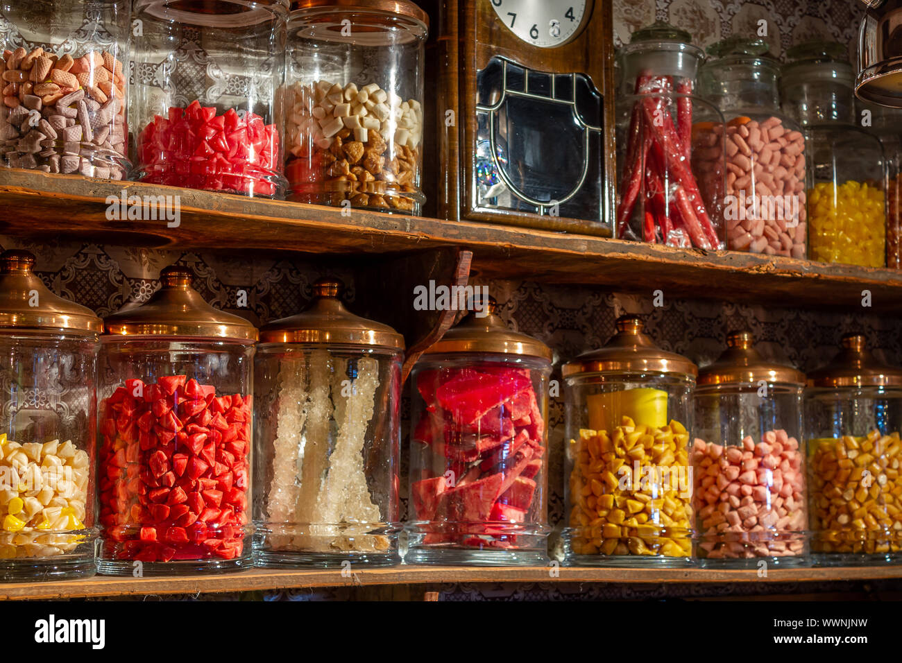 Antigua tienda de caramelos. Caramelos de colores en frascos. Antiguo estilo retro Foto de stock
