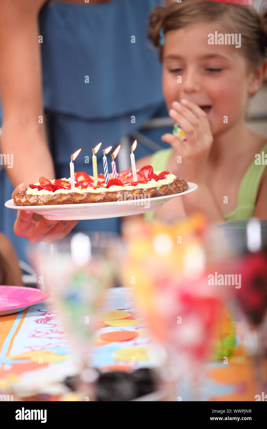 feliz cumpleaños niña de 2 años con vestido rosa. pastel blanco con velas y  rosas. Decoración de cumpleaños con globos de color blanco y rosa y c  Fotografía de stock - Alamy