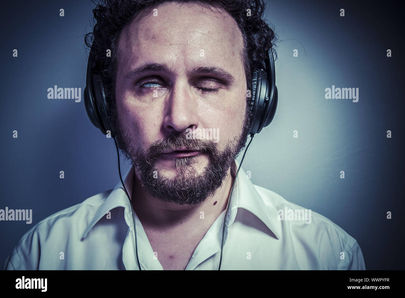 Odian la música, hombre con intensa expresión, camisa blanca Foto de stock