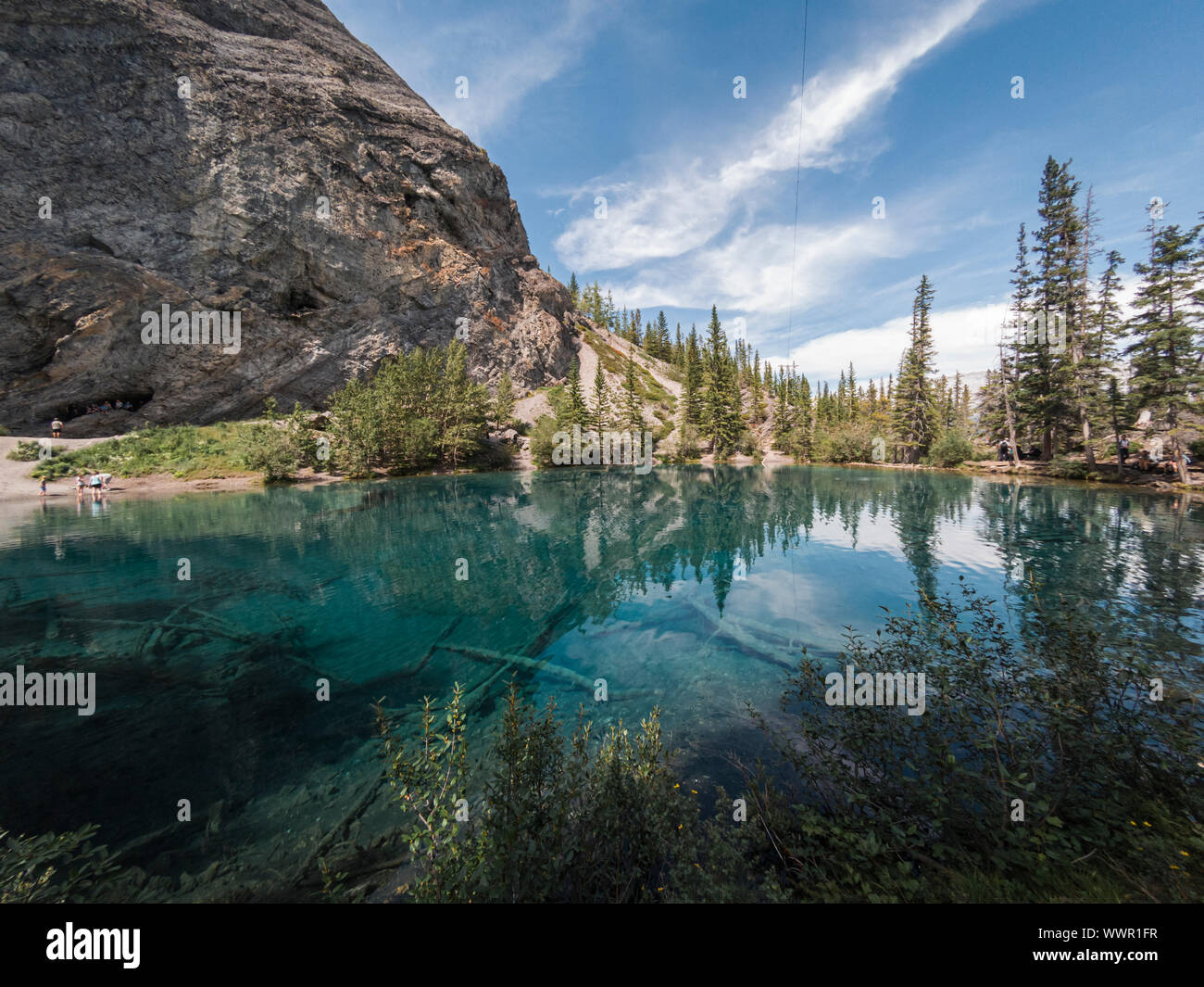 Vista escénica de Grassi de lagos y montañas en Canmore, Alberta, Canadá. Foto de stock