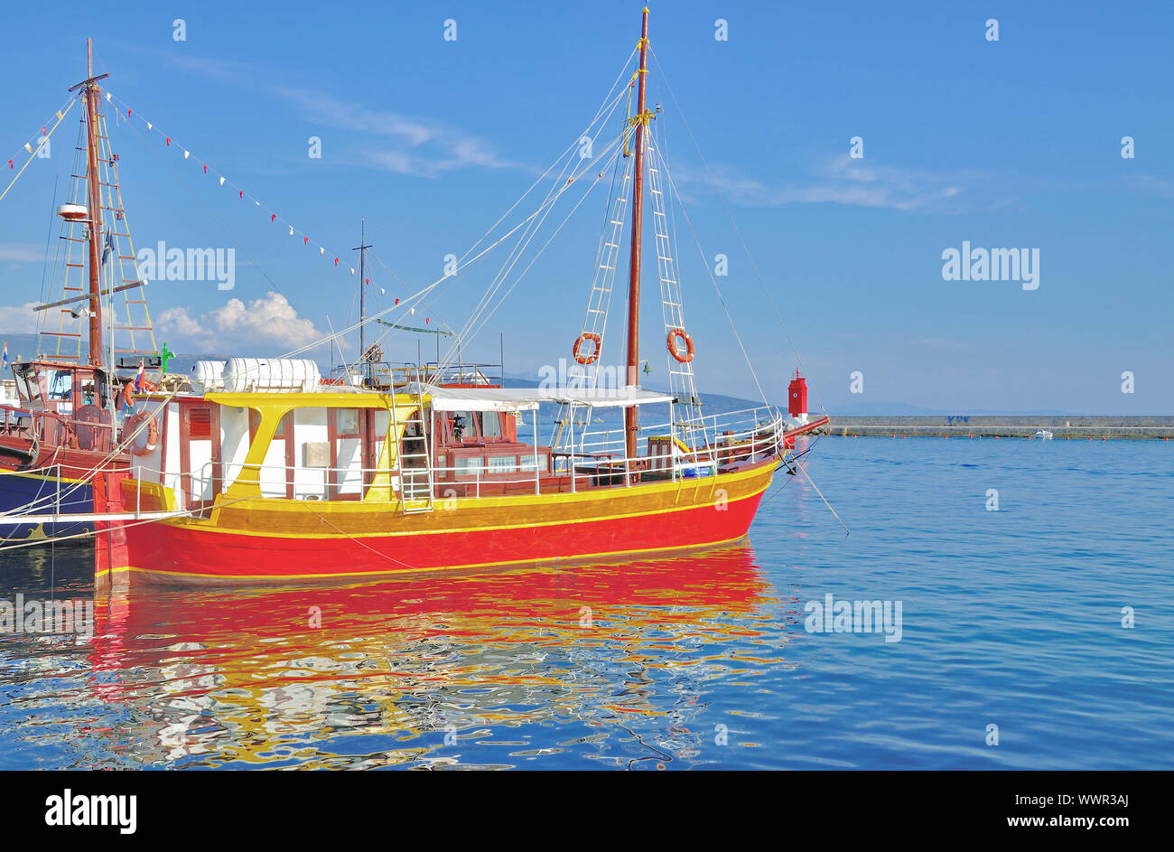 Excursión en barco en el puerto de la ciudad de Krk, en la isla de Krk Foto de stock