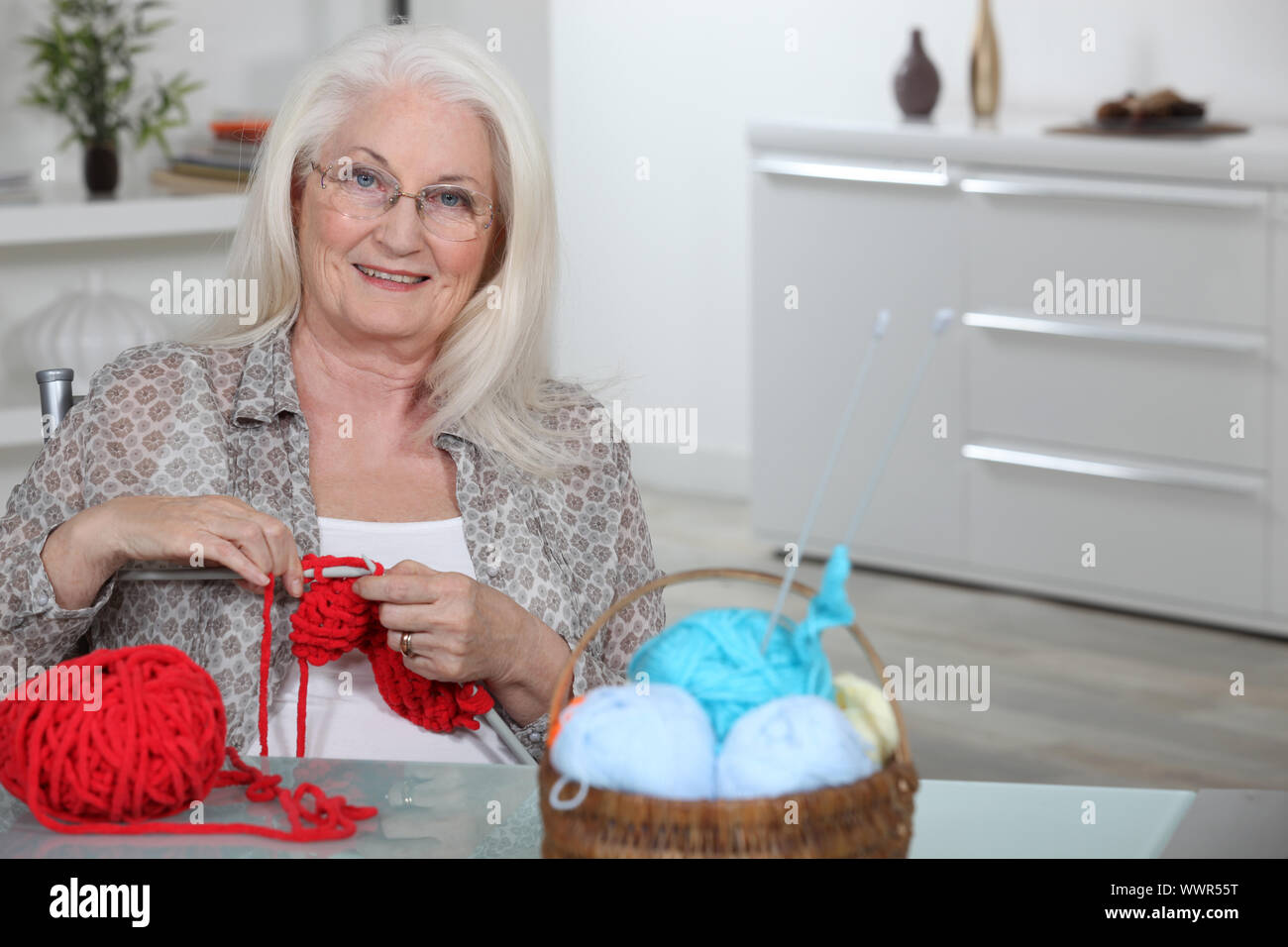 La vieja señora tejiendo en la cocina Fotografía de stock - Alamy