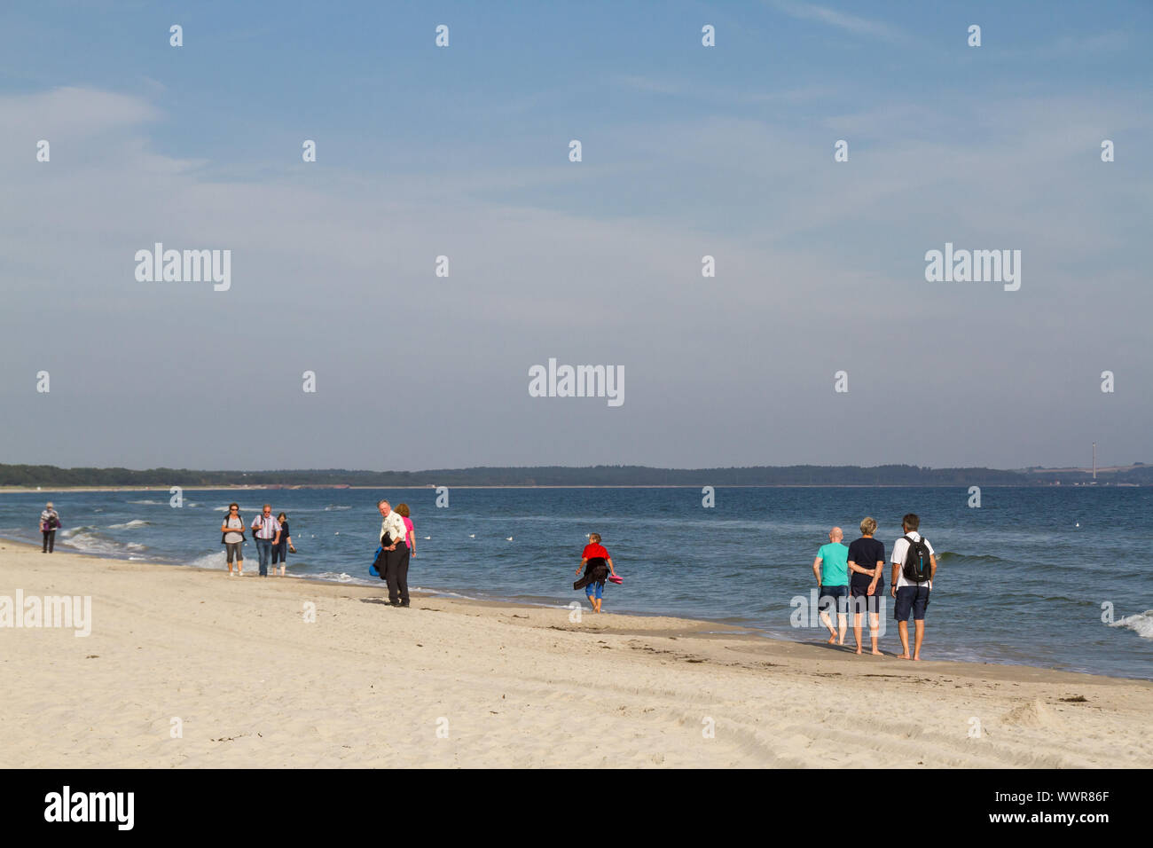 Caminar en la playa del Mar Báltico Foto de stock