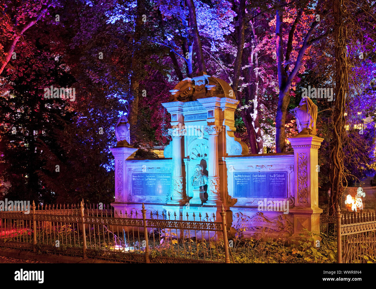 Cementerio Westfriedhof iluminada durante el evento Stadtlichter, Unna, área de Ruhr, Alemania Foto de stock