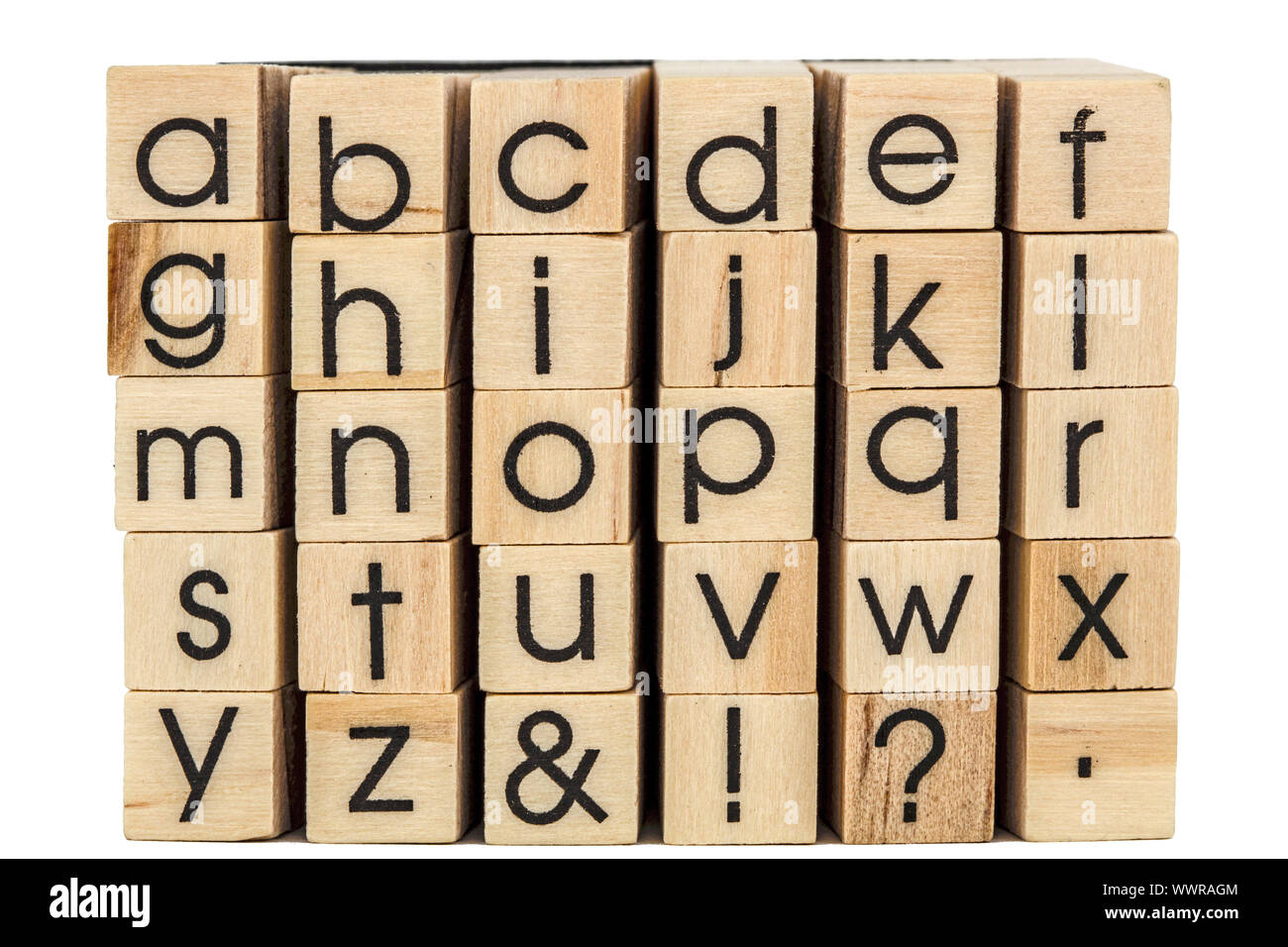 Letras del alfabeto inglés en los extremos de barras de madera, aislado