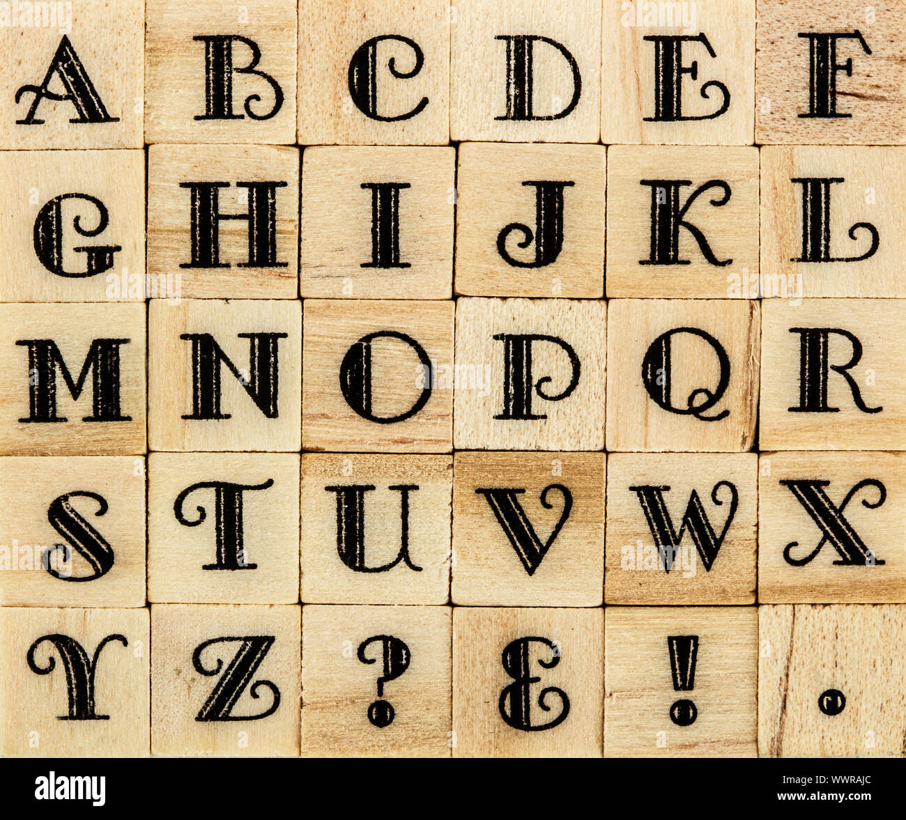 Conmemorativo Pertenecer a Hambre Las letras mayúsculas del alfabeto inglés, fondo de madera aislados bloques  tipografía Fotografía de stock - Alamy