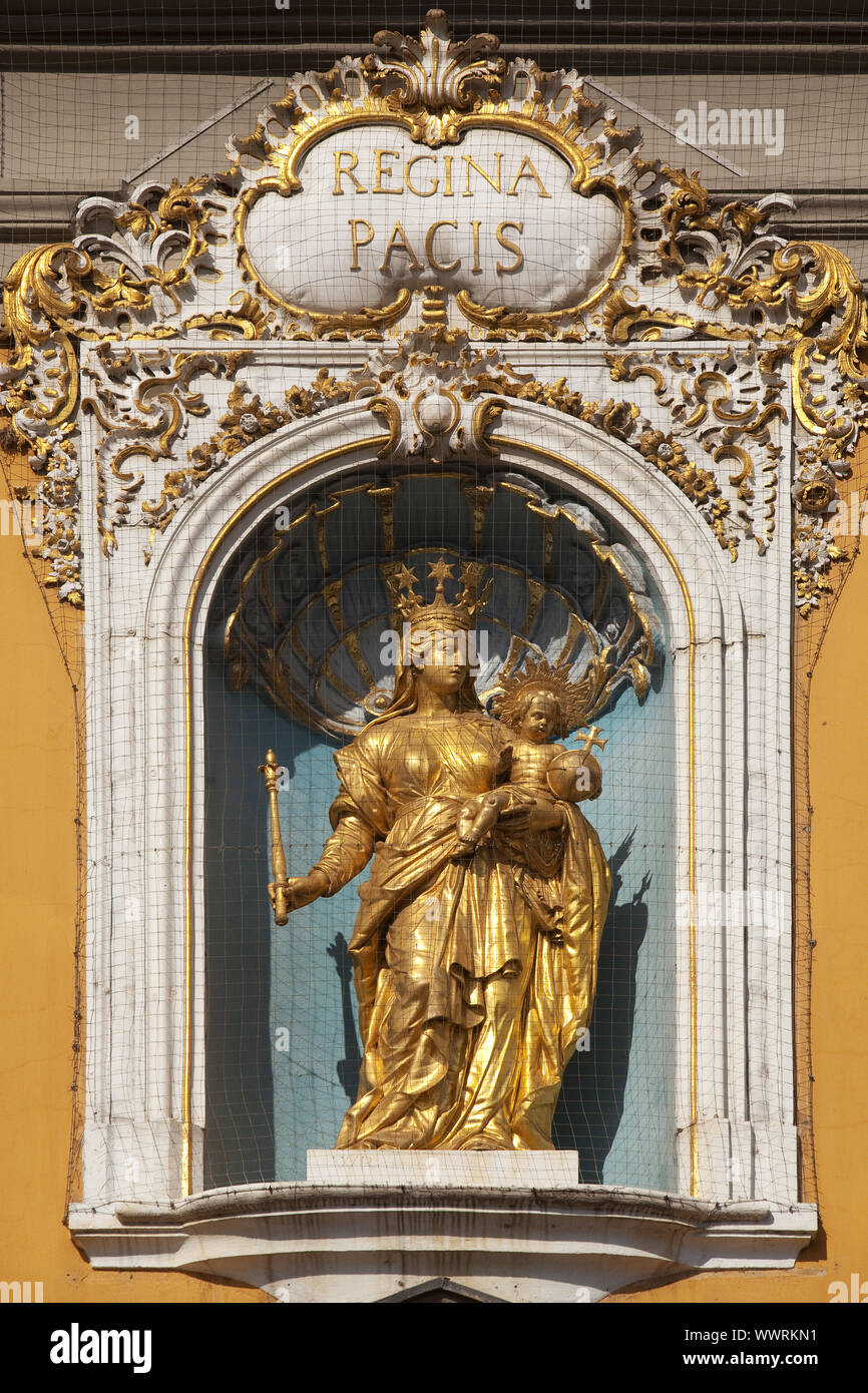 La Virgen y el niño por encima de la entrada del edificio principal de la Universidad de Bonn, Alemania Foto de stock