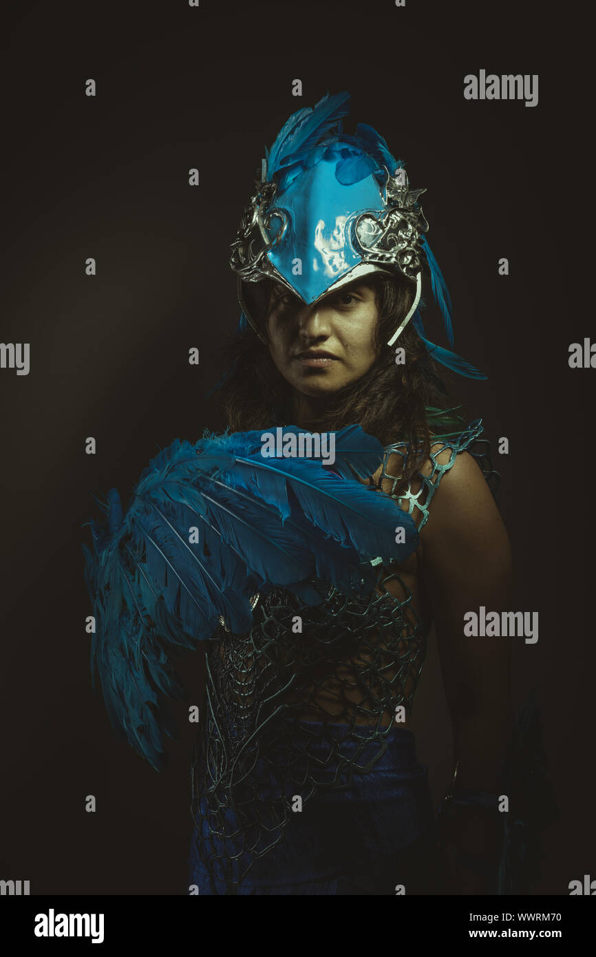 Hermosa mujer latina en traje de pájaro de plumas azules, fantasía e  imaginación imagen Fotografía de stock - Alamy
