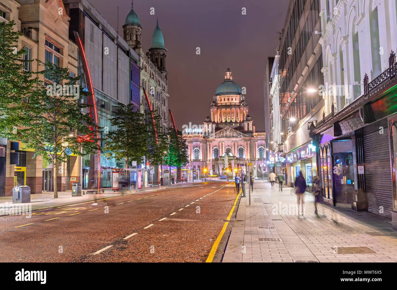 El Ayuntamiento de Belfast en Donegall Square en Belfast, Irlanda del Norte por la noche Foto de stock