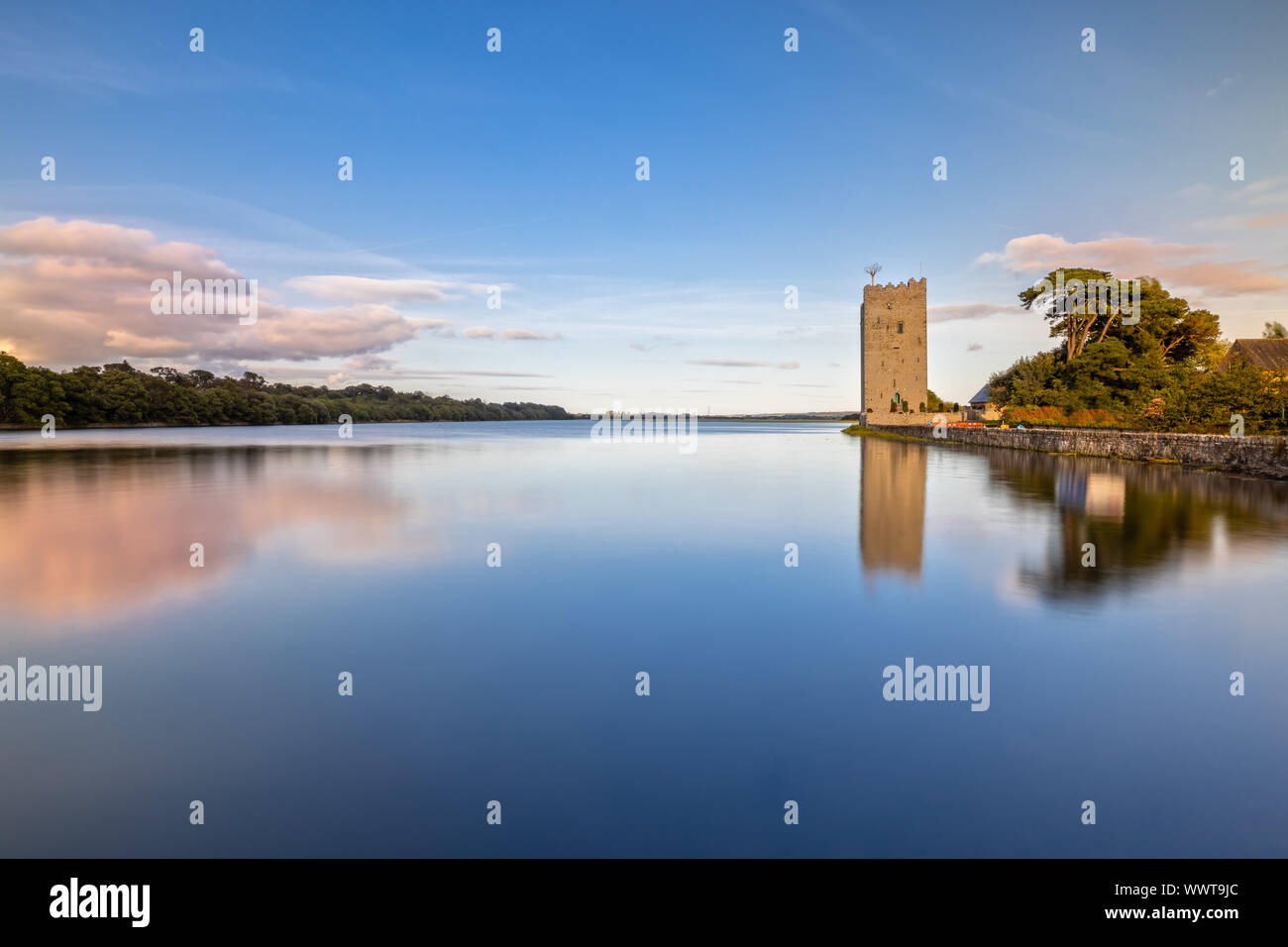 Belvelly Castle en el condado de Cork, Irlanda al atardecer Foto de stock
