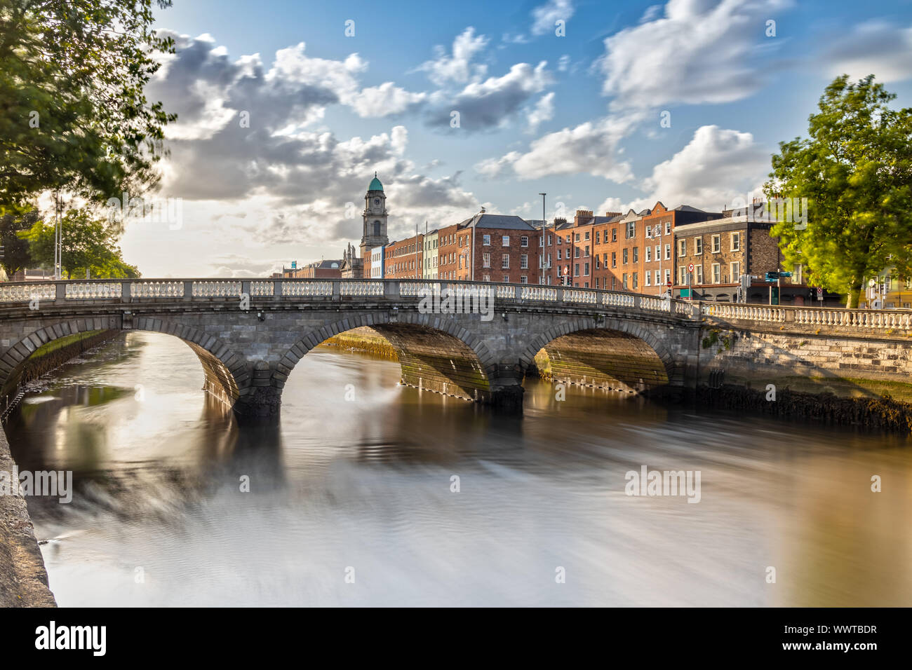 La Iglesia de San Pablo y el río Liffey en Dublín, Irlanda Foto de stock