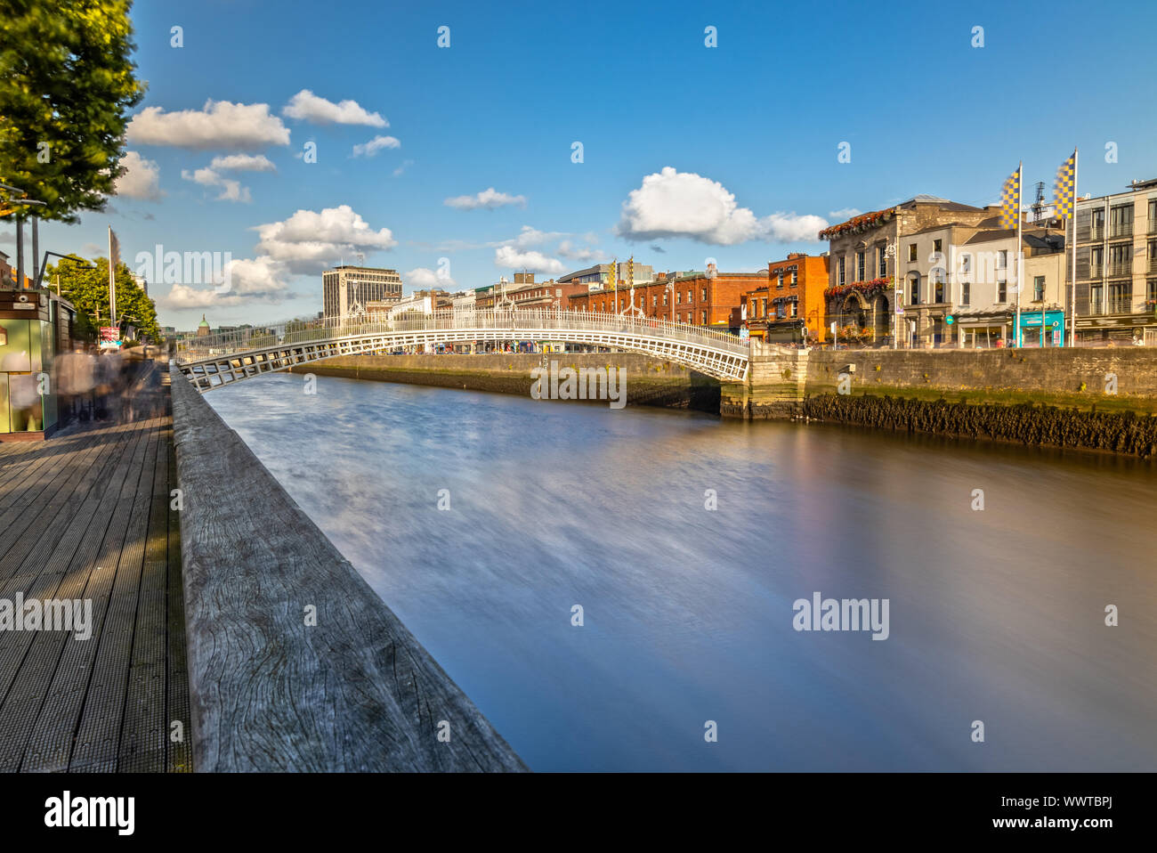 Ha'Penny Bridge sobre el río Liffey en Dublín, Irlanda Foto de stock
