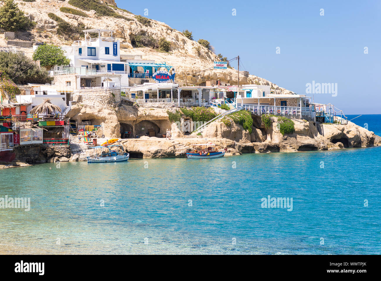 Restaurantes, bares y viviendas de la bahía de Matala, en el centro-sur de Creta. Foto de stock