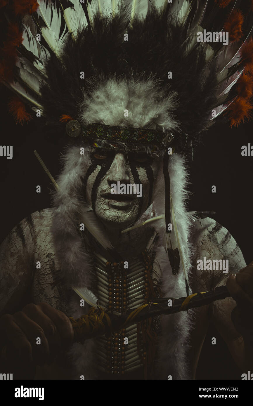 Los Americanos con penacho de plumas, ax y pinturas de guerra Fotografía de stock - Alamy