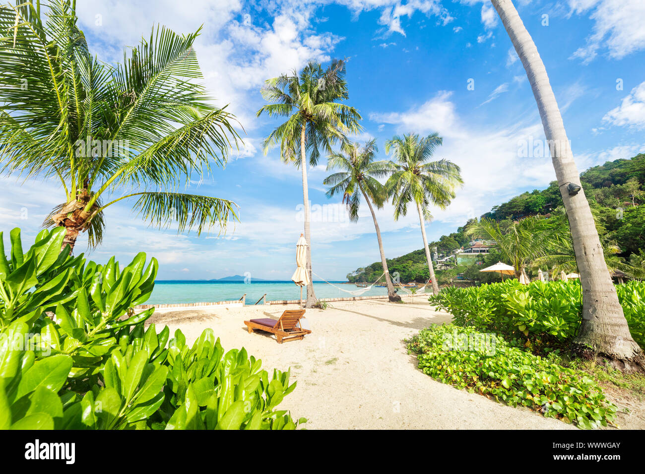 Asia Playa paraíso tropical con palmeras altas en Tailandia Foto de stock