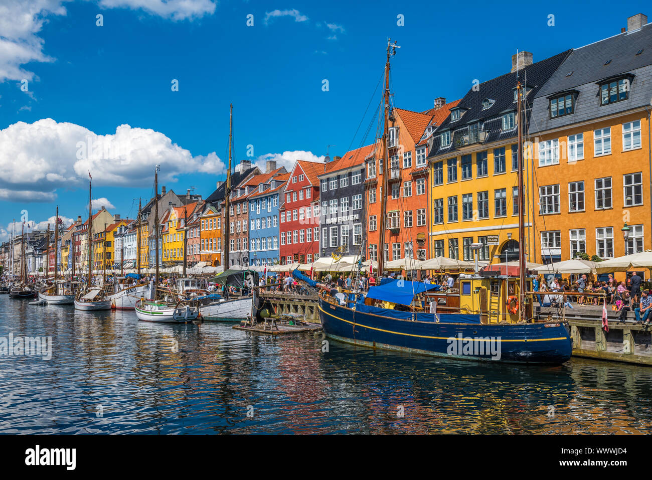 Distrito de Nyhavn es uno de los monumentos más famosos de Copenhague, Dinamarca Foto de stock