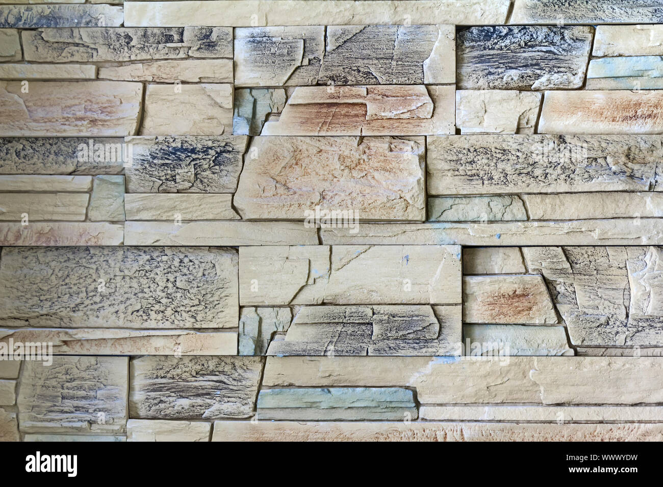 Un fragmento de pared cubierta con azulejos de cerámica Foto de stock