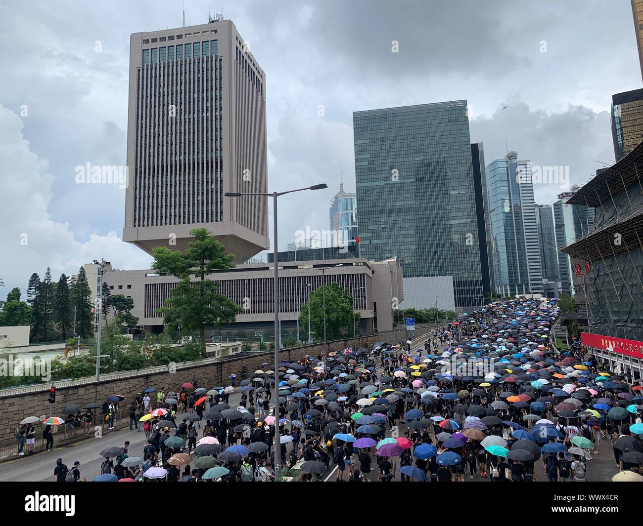 El 31 de agosto de 2019: muchos manifestantes ir a protestar nearheadquarters del Ejército de Liberación del Pueblo guarnición de Hong Kong. La gente se opone a una polémica extra Foto de stock