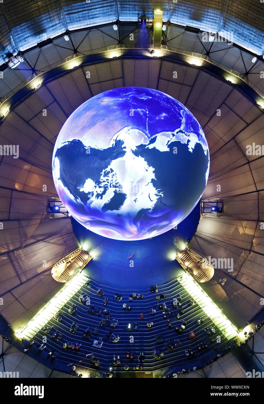 Vista desde arriba en el globo en la exposición maravillas de la naturaleza, el Gasómetro, Oberhausen, Alemania Foto de stock