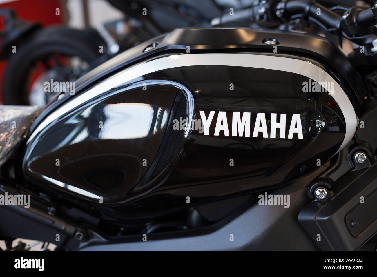 Rusia, Izhevsk - Agosto 23, 2019: Yamaha showroom. Logotipo de Yamaha sobre el depósito de gasolina de moto nueva y moderna. La famosa marca mundial. Foto de stock