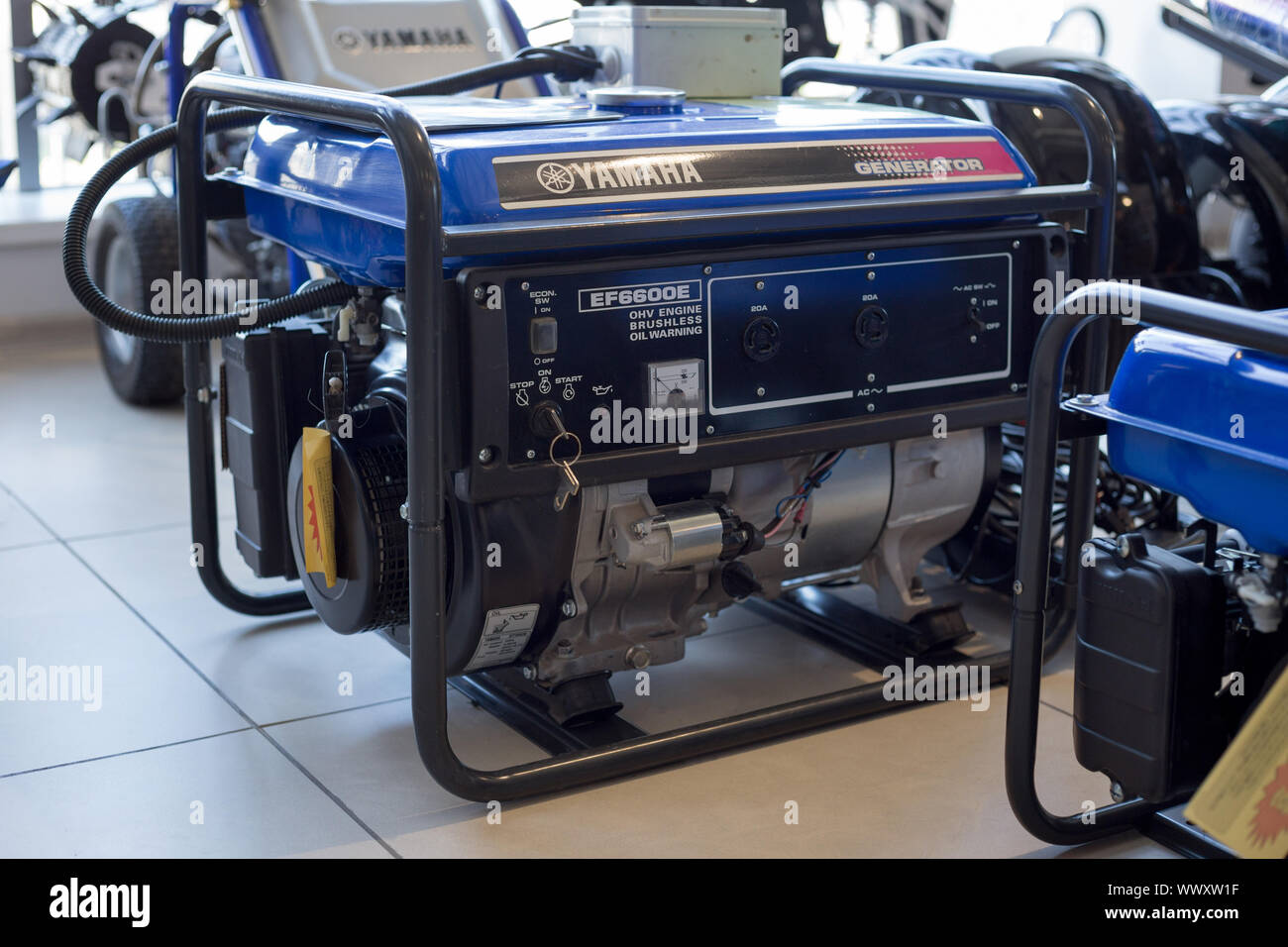 Rusia, Izhevsk - Agosto 23, 2019: Yamaha showroom. Generador Diesel modernos Yamaha EF6600E. La famosa marca mundial. Foto de stock